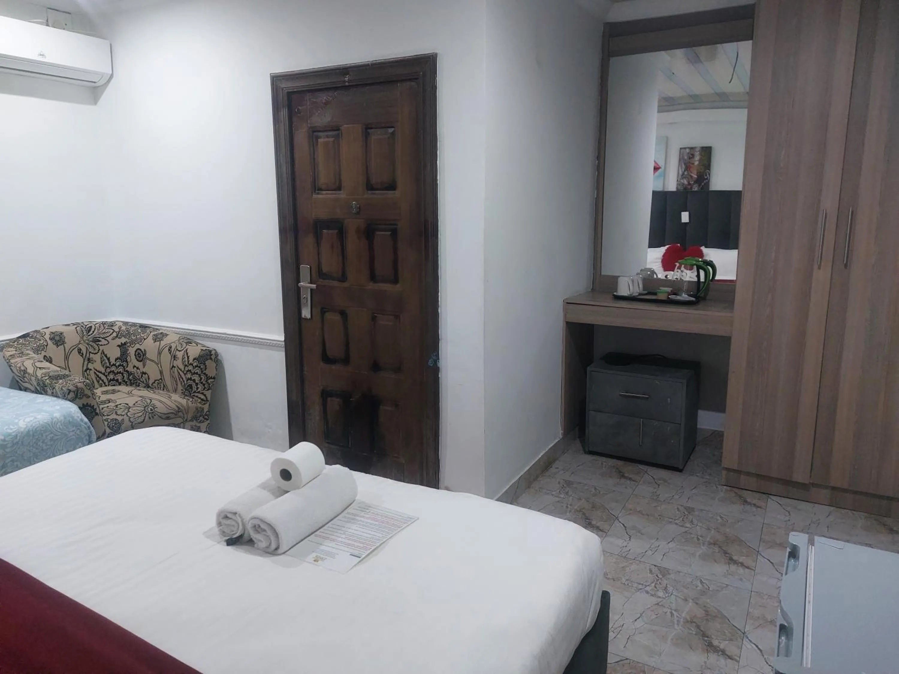 Seating area, Bed in Gold Crown International Hotel Johannesburg