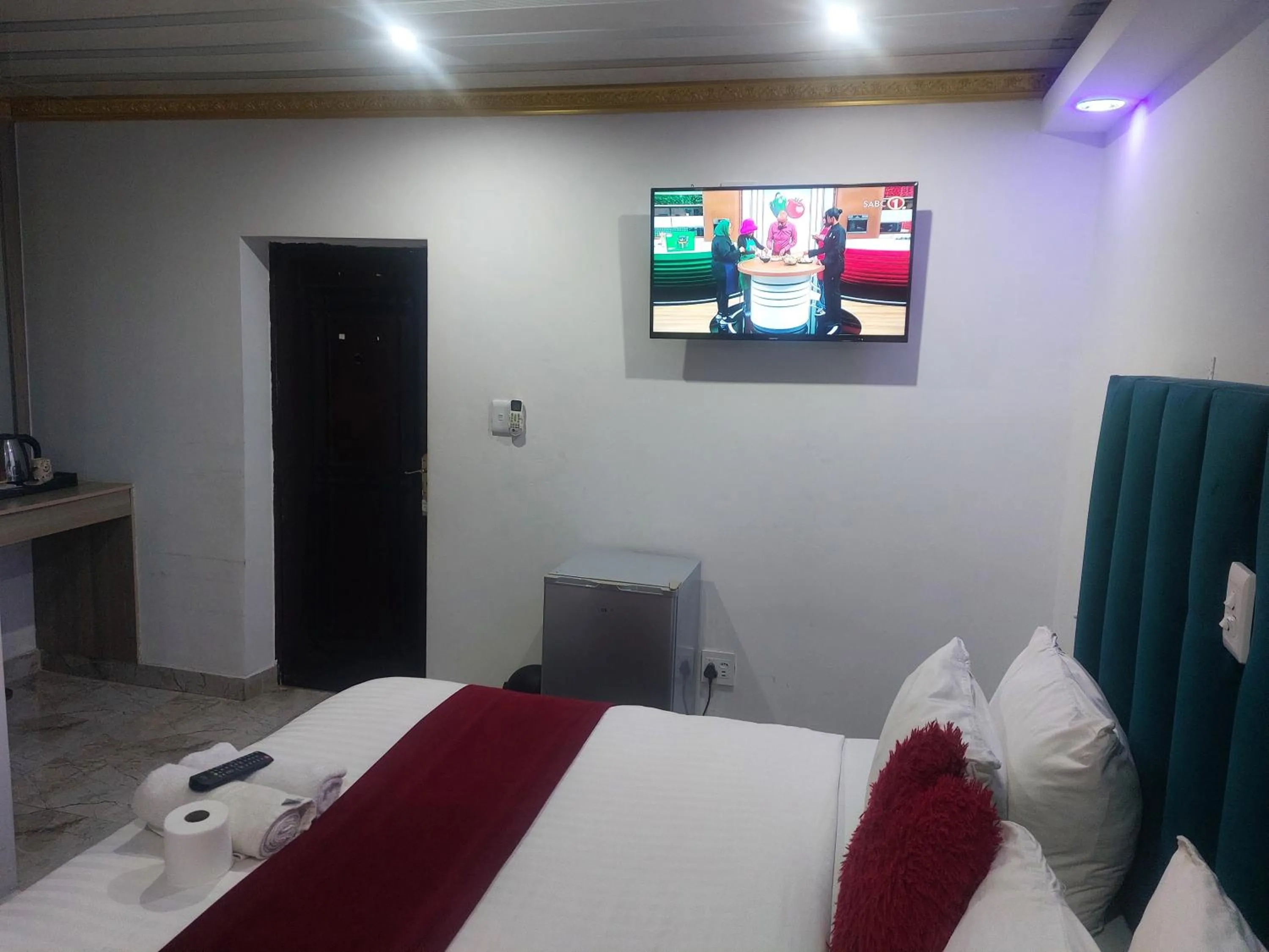 Bed in Gold Crown International Hotel Johannesburg