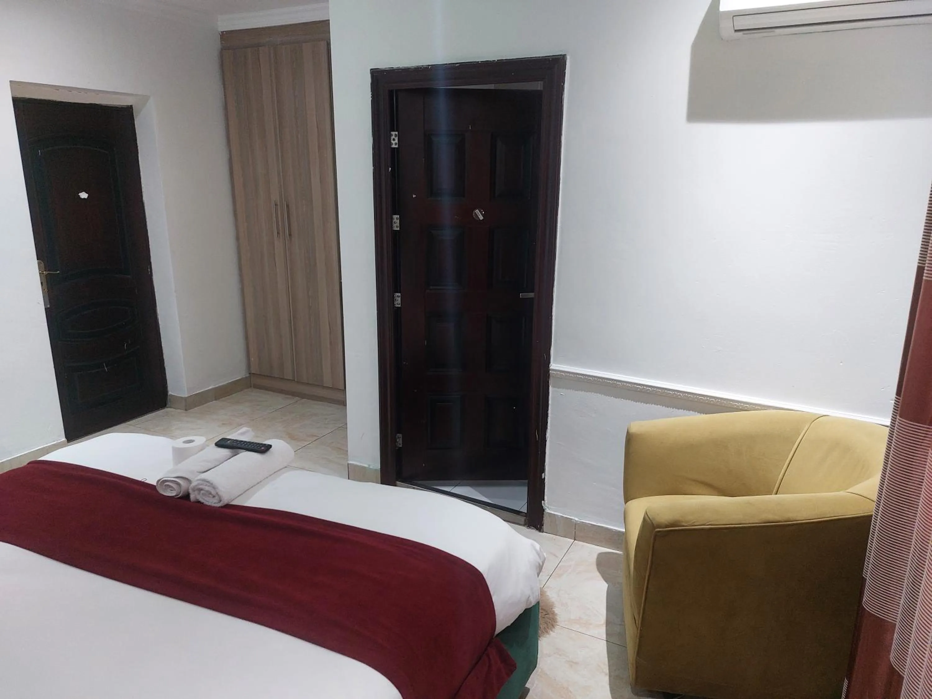 Bed in Gold Crown International Hotel Johannesburg