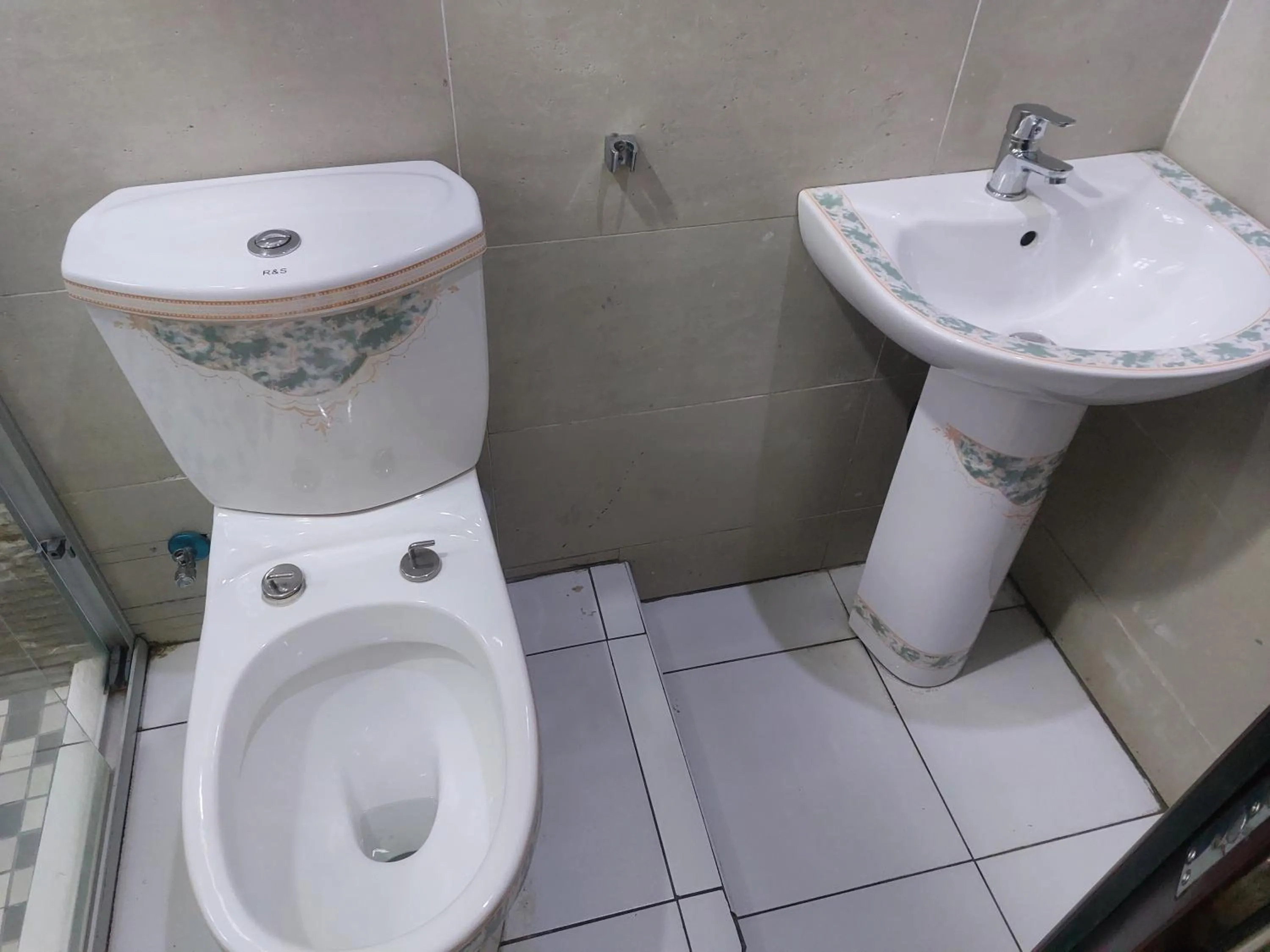 Toilet in Gold Crown International Hotel Johannesburg