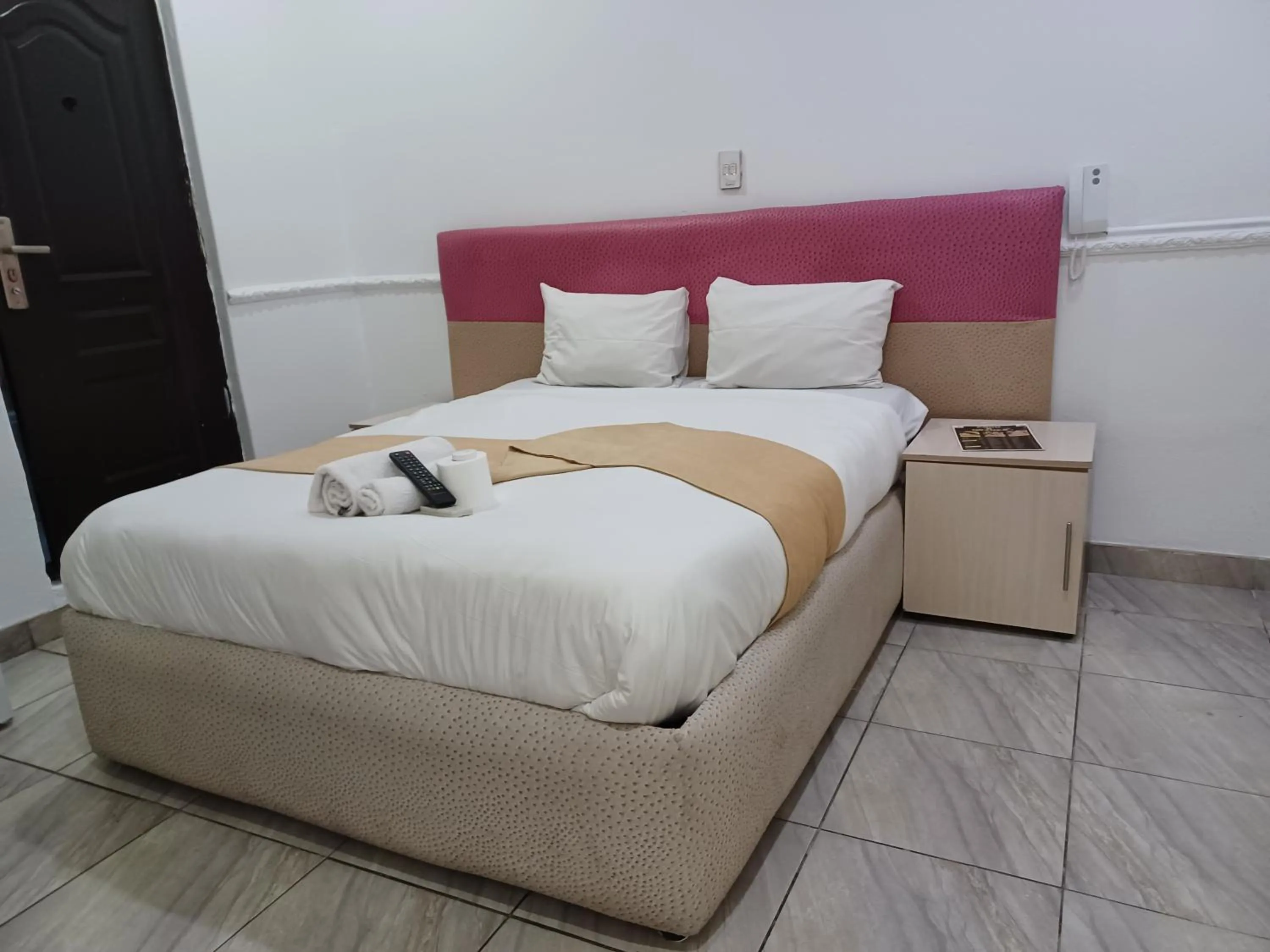 Bedroom, Bed in Gold Crown International Hotel Johannesburg