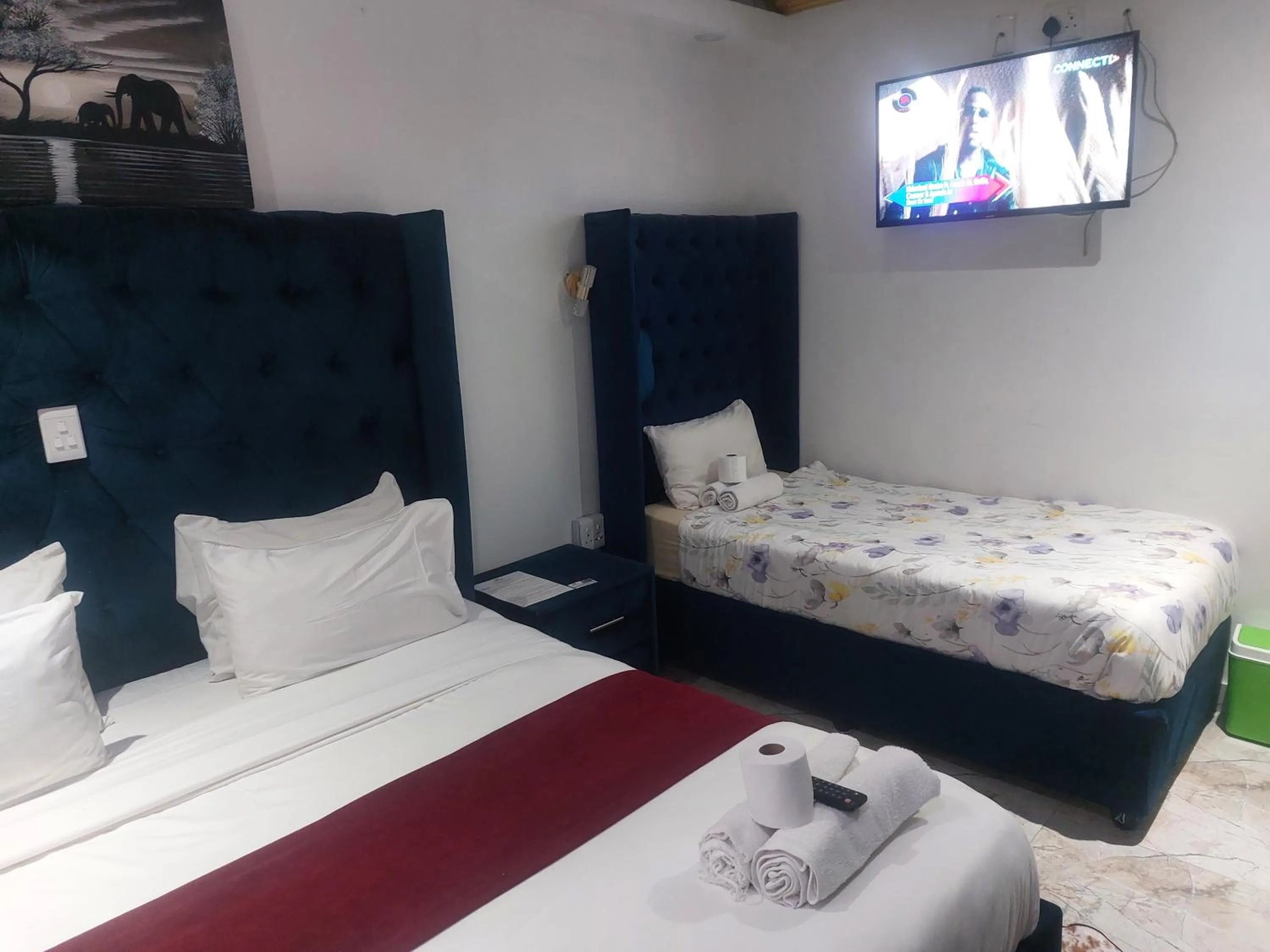 Bed in Gold Crown International Hotel Johannesburg