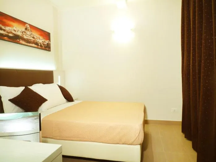 Photo of the whole room, Bed in Manila Inn