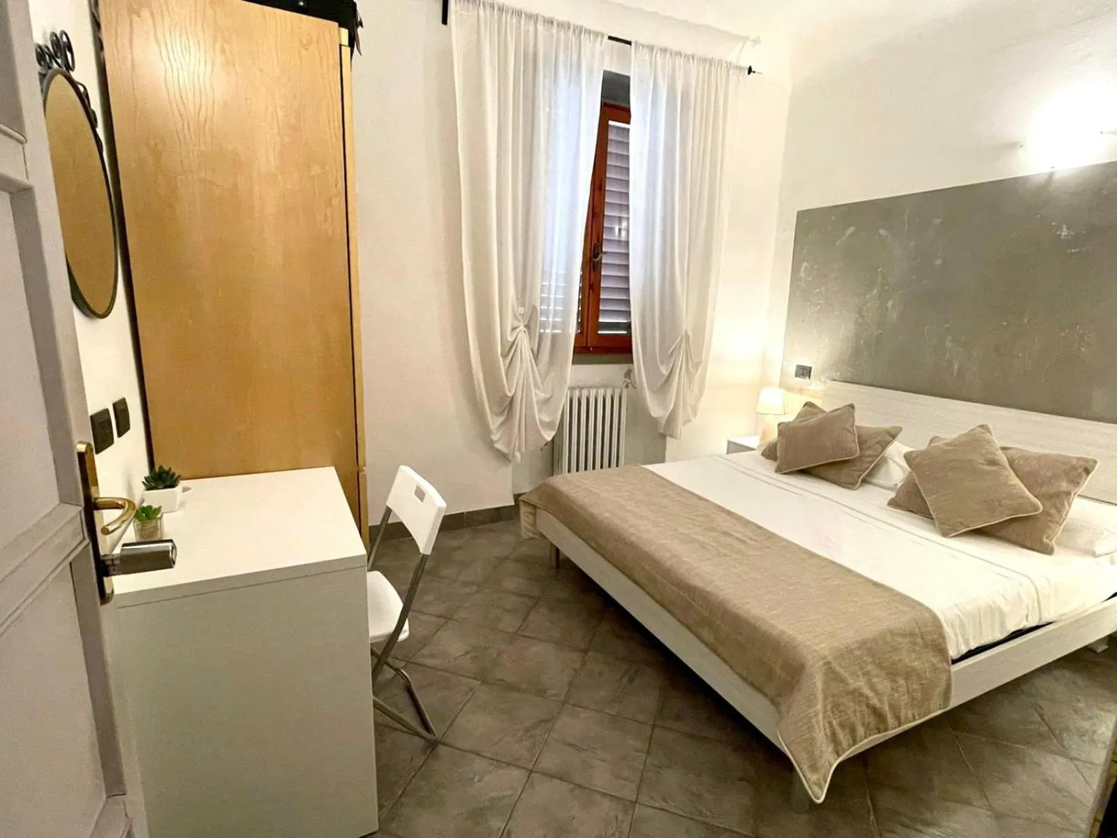 Bedroom, Bed in Homelink Firenze - The Key