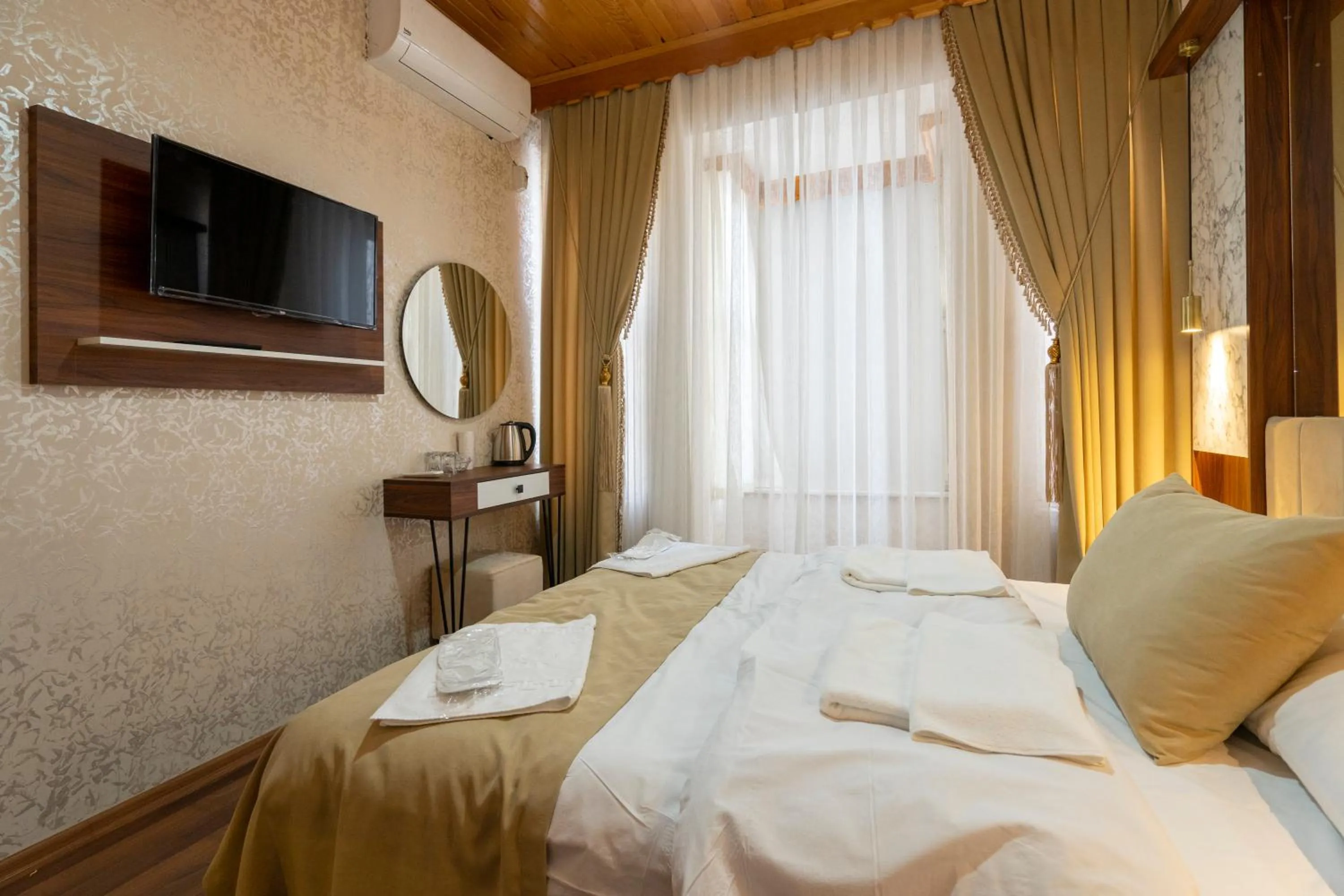 Communal lounge/ TV room, Bed in Candy Hotel