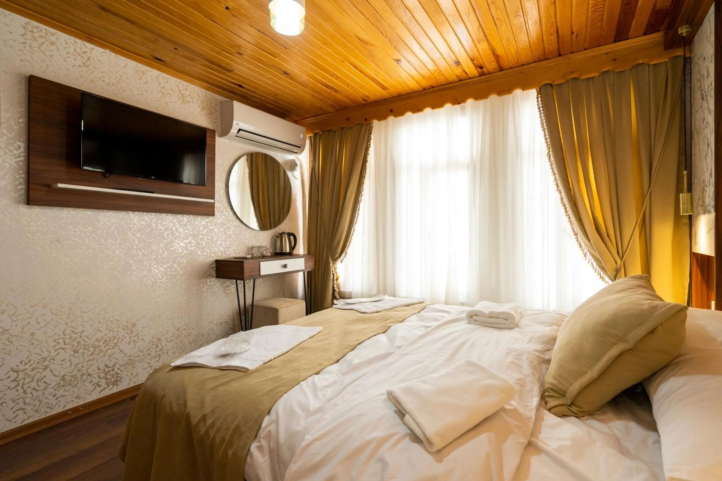 Communal lounge/ TV room, Bed in Candy Hotel