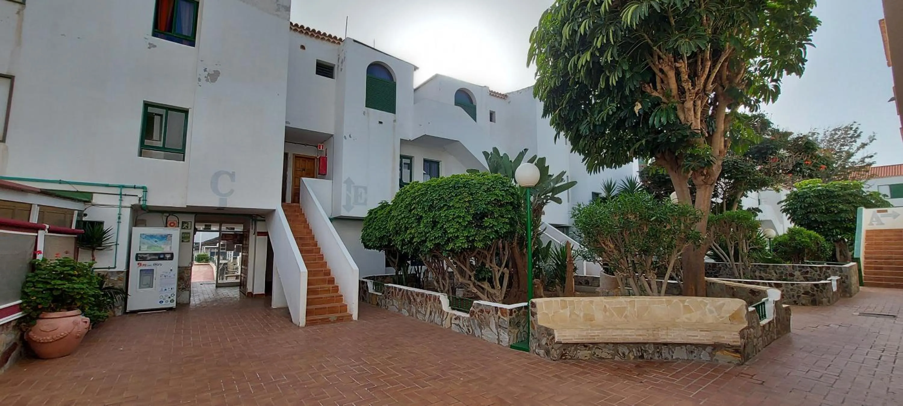 Property building in Alondras Park - Sleeps 2 - Parking - Pool