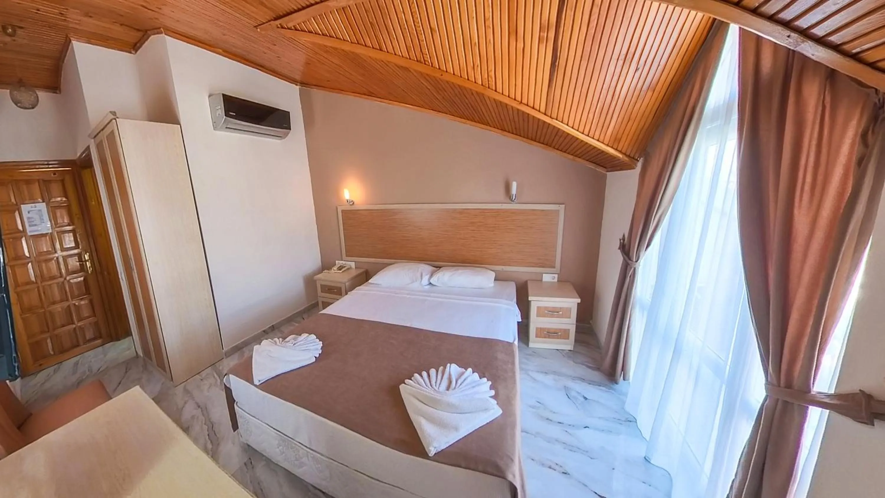 Photo of the whole room, Bed in Mr Crane Hotel