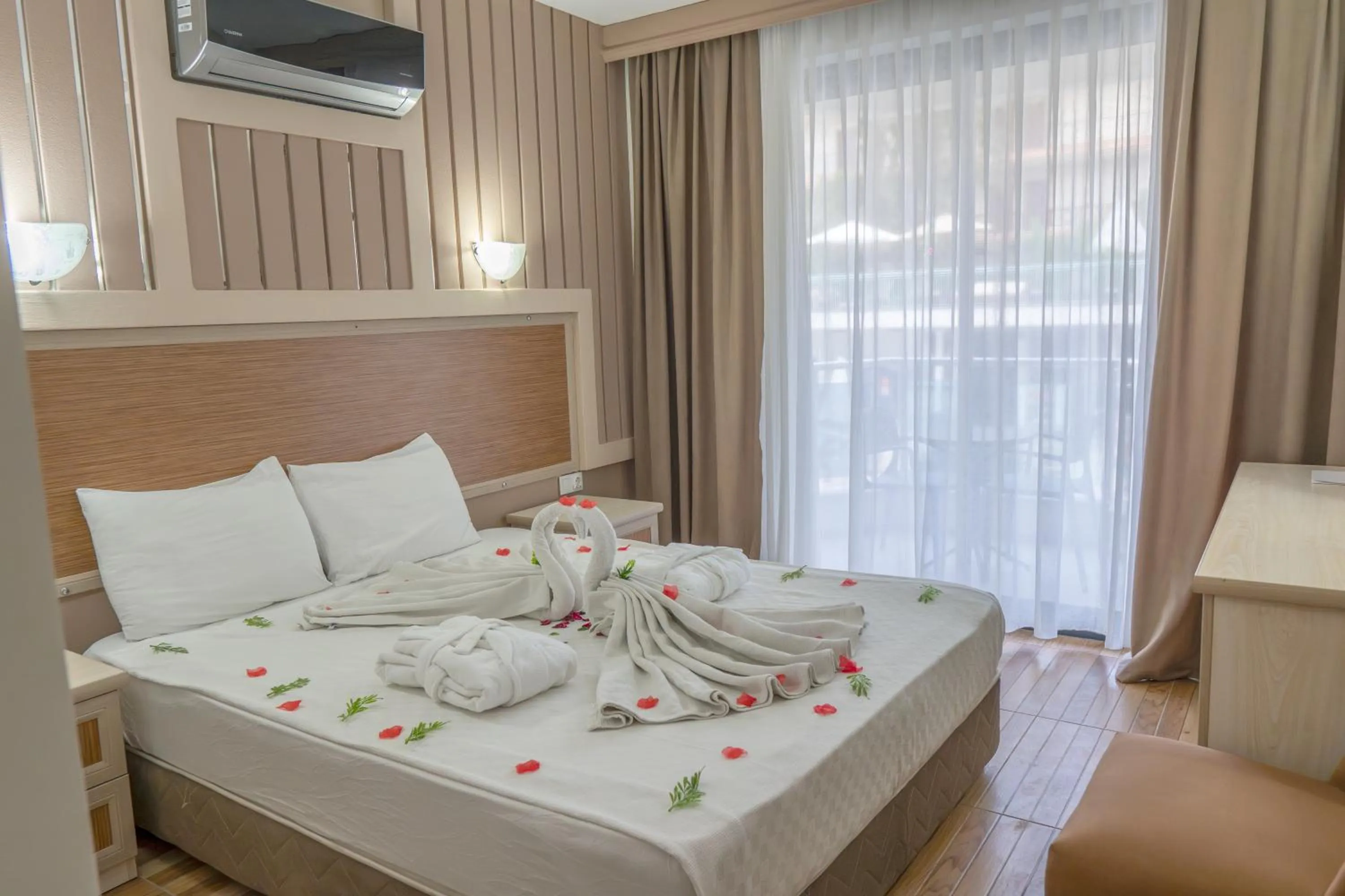 Bedroom, Bed in Mr Crane Hotel