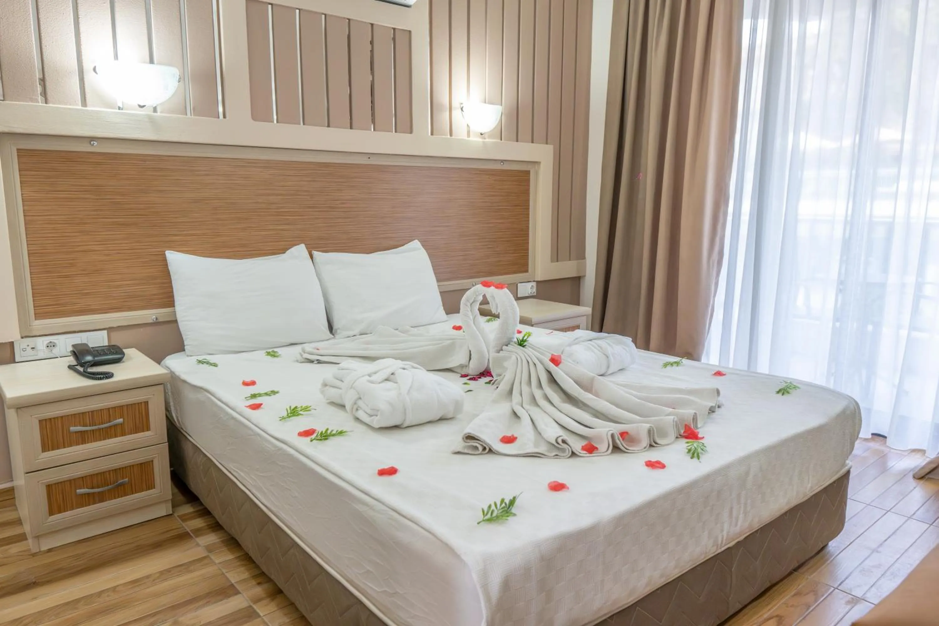 Photo of the whole room, Bed in Mr Crane Hotel