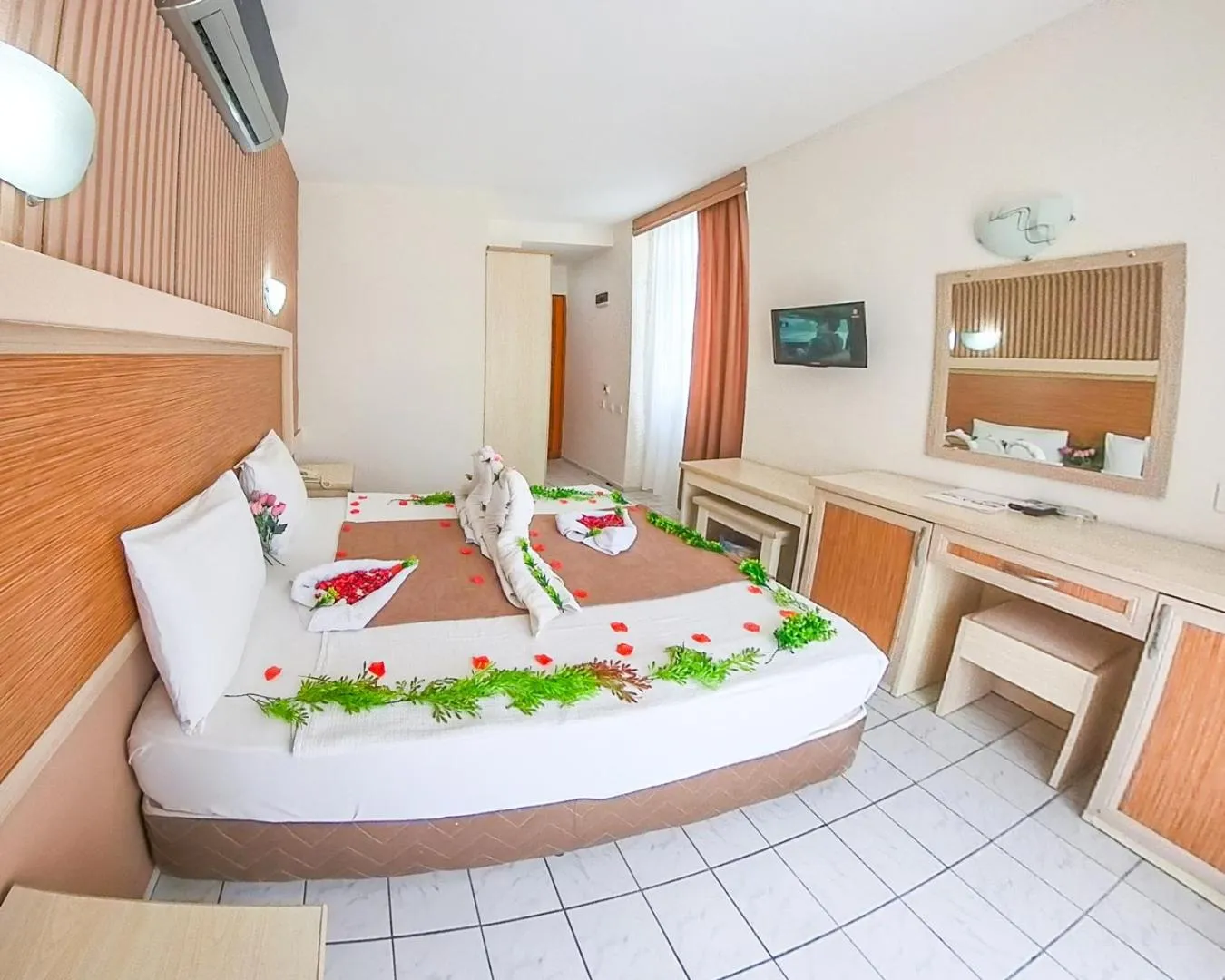 Photo of the whole room, Bed in Mr Crane Hotel