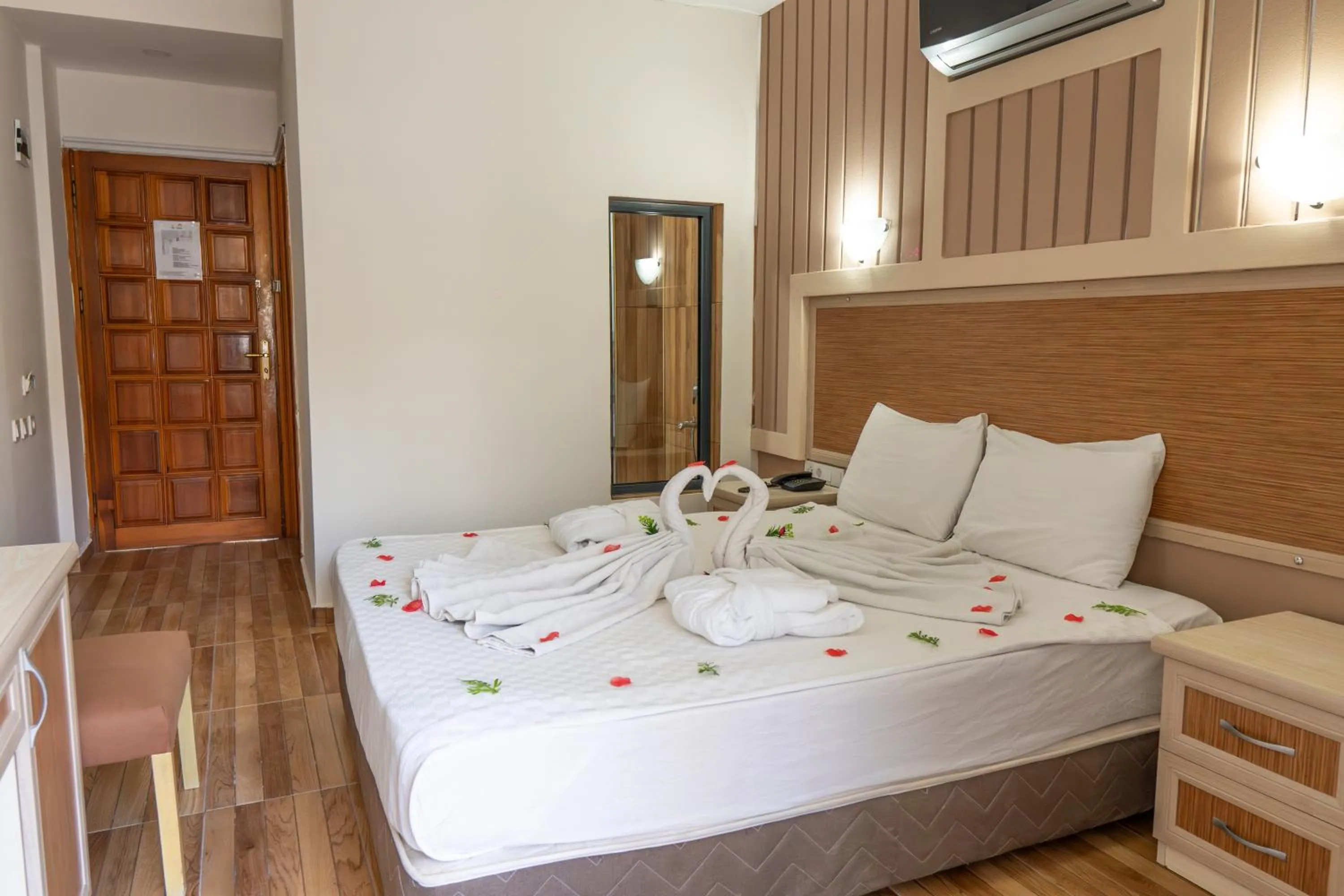 Photo of the whole room, Bed in Mr Crane Hotel