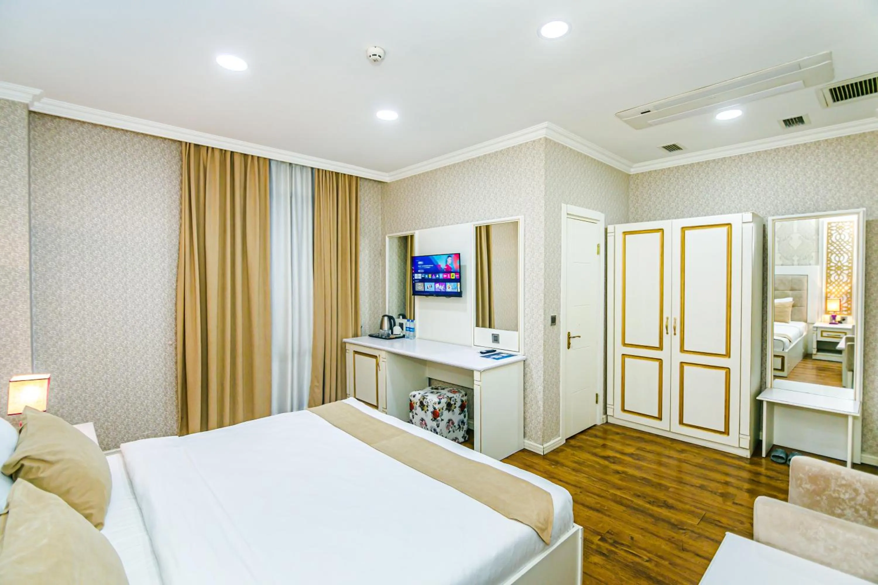 Bedroom, Bed in Maris Hotel Baku