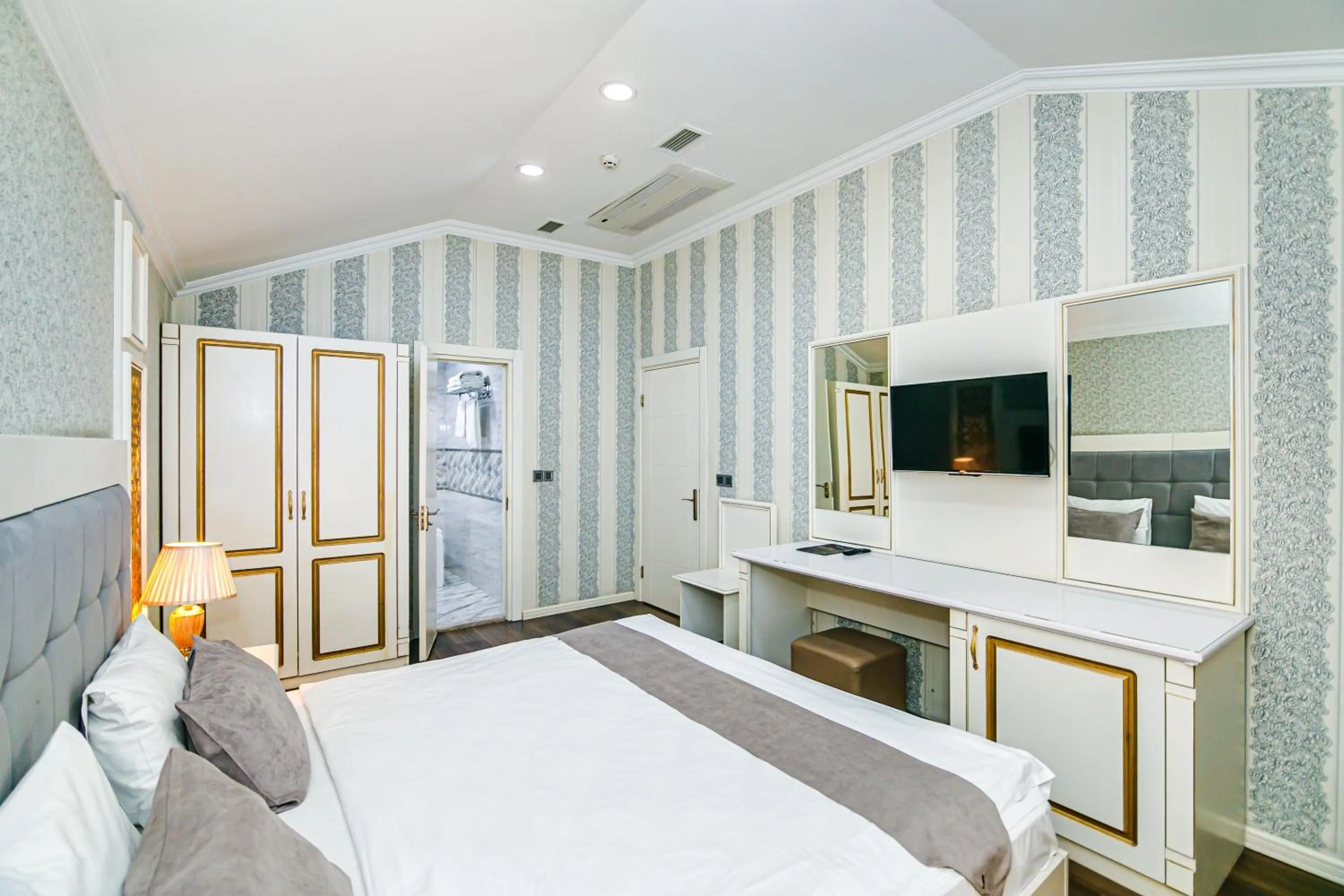 Bedroom, Bed in Maris Hotel Baku