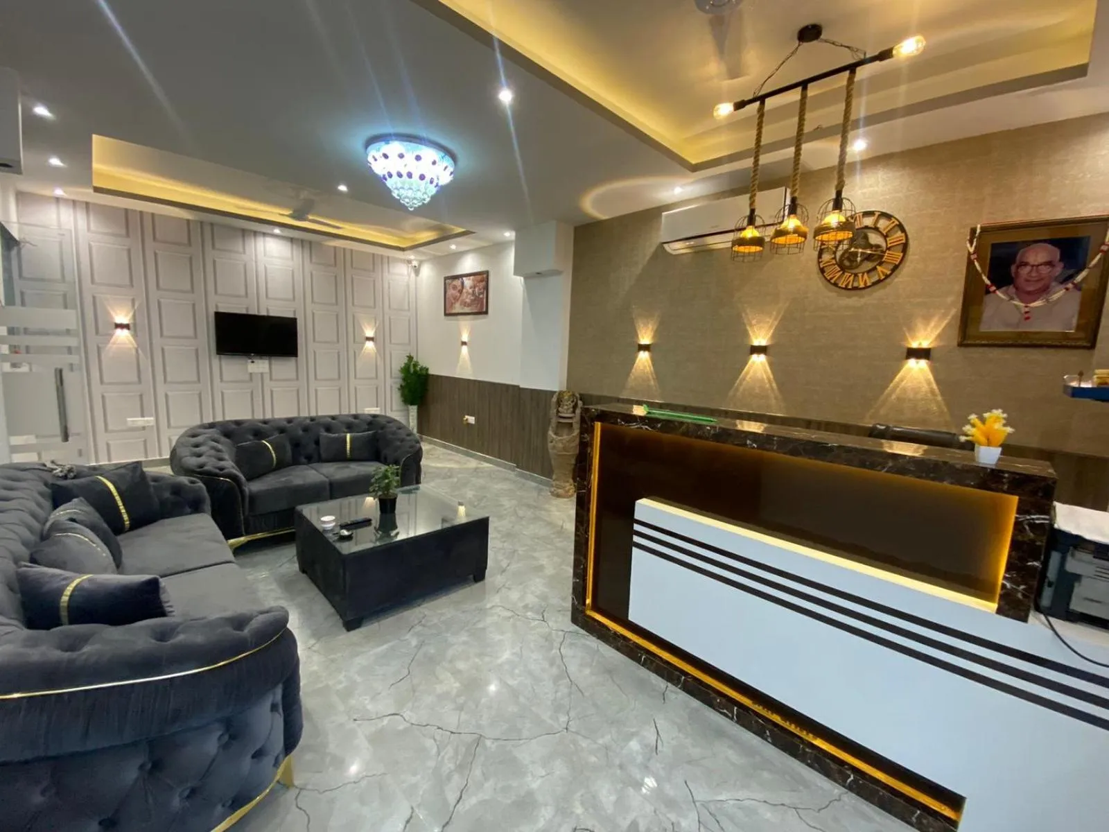 Lobby or reception in Crescent Inn