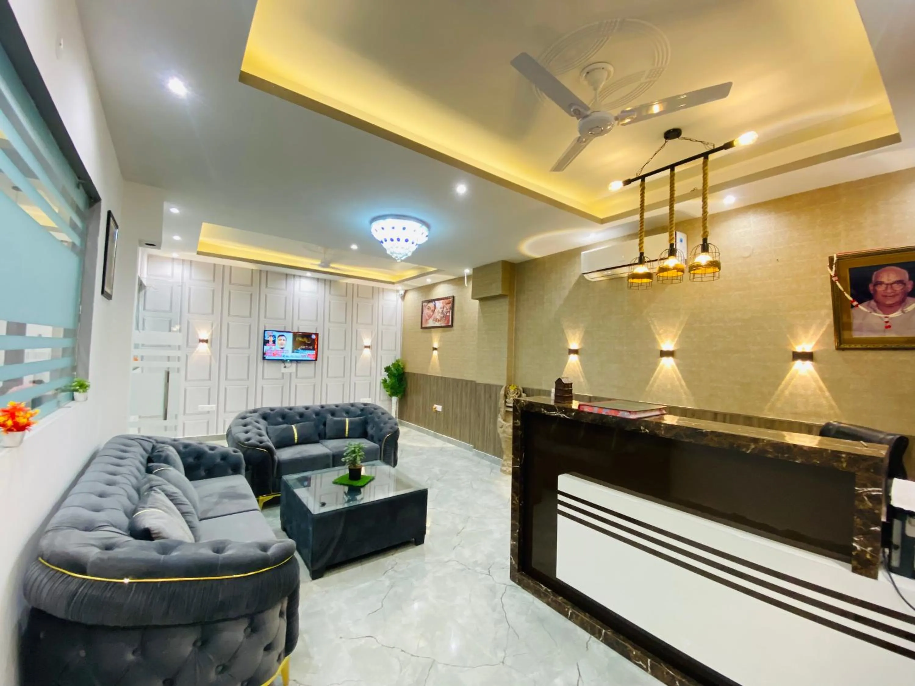 Lobby or reception in Crescent Inn