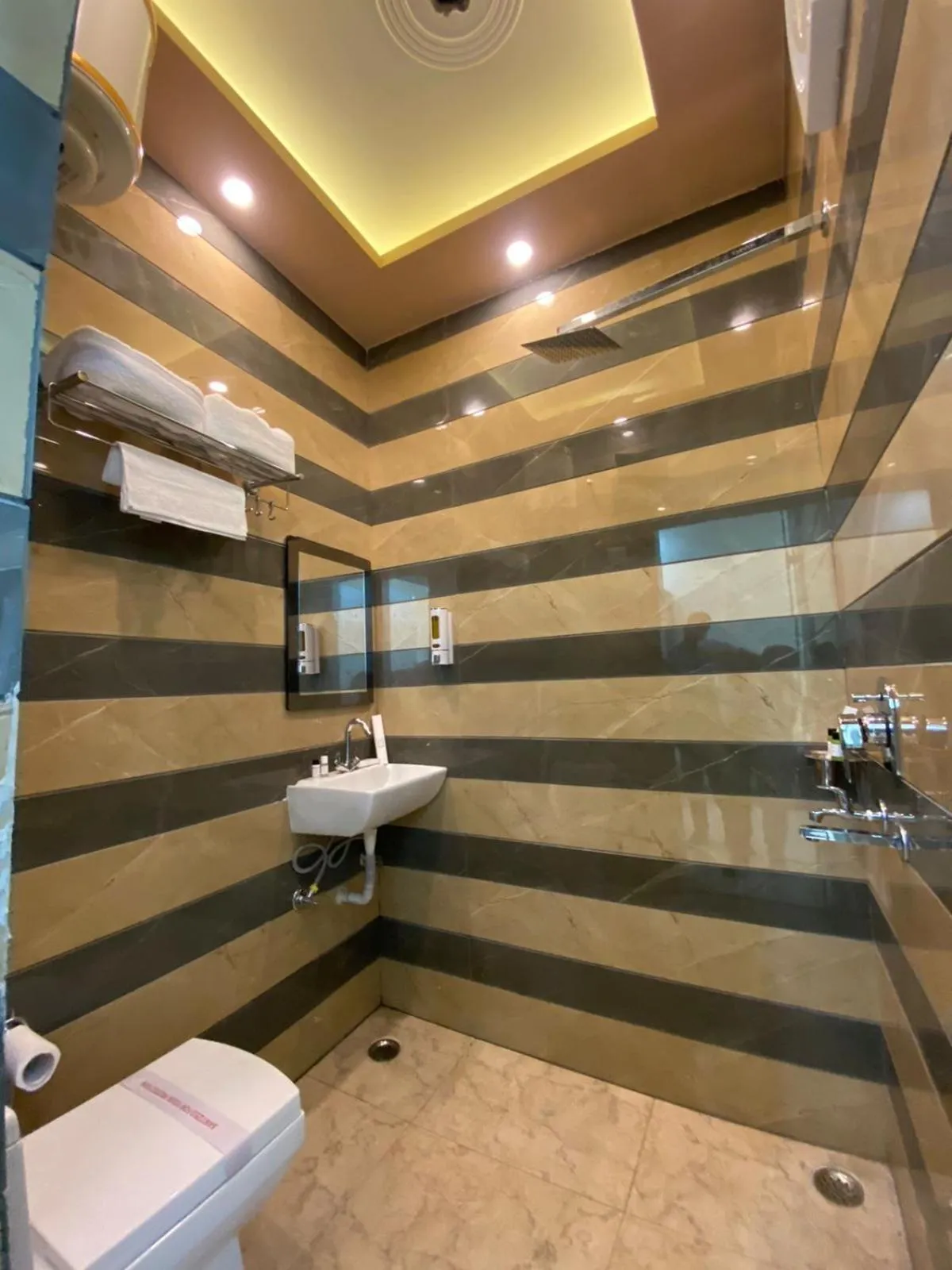 Bathroom in Crescent Inn