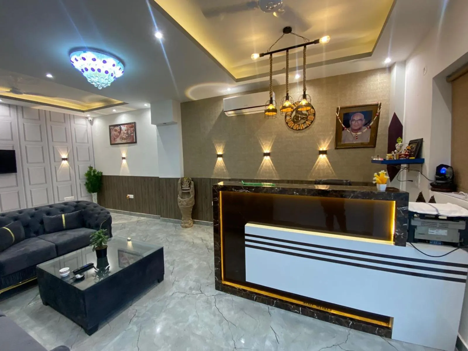 Lobby or reception in Crescent Inn