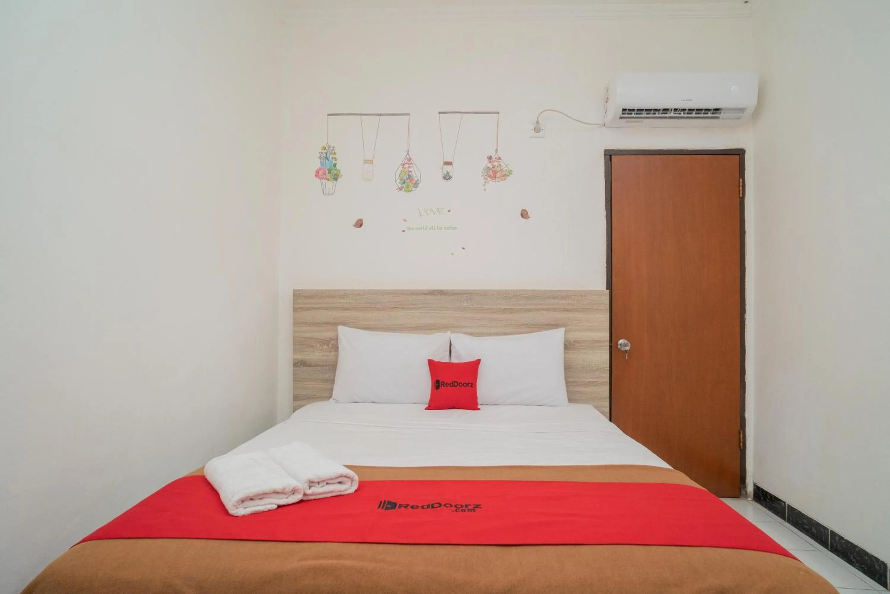 Bed in RedDoorz @ Glodok