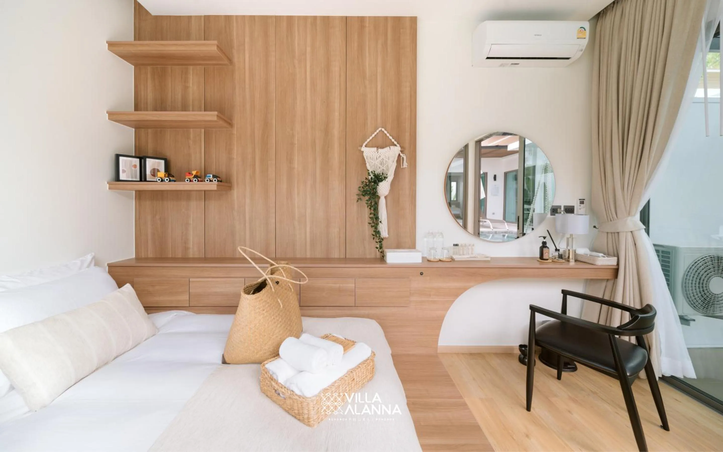 Bedroom, Bed in Villa Alanna Phuket