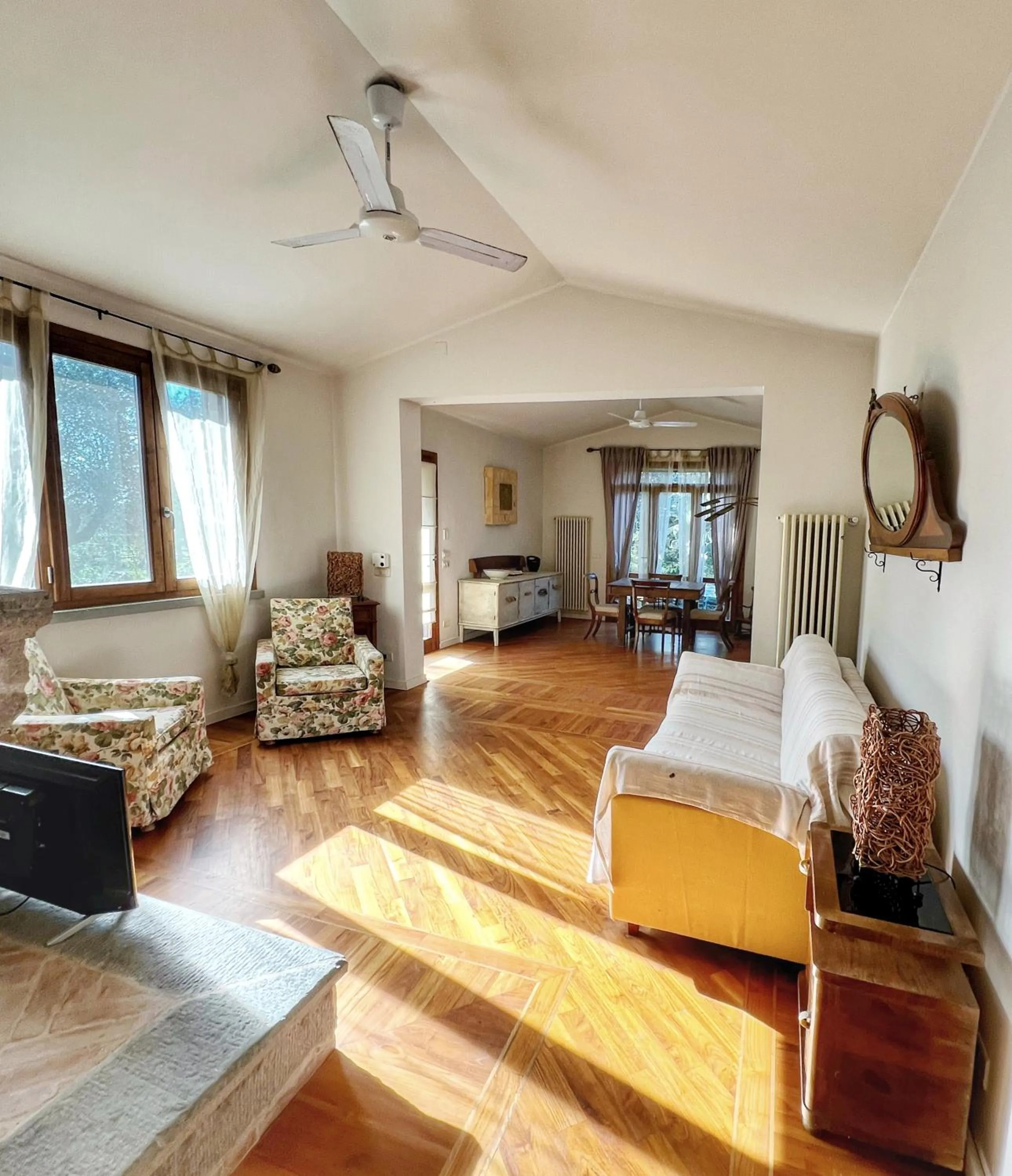 Living room, Bed in Agriturismo Porta al Colle