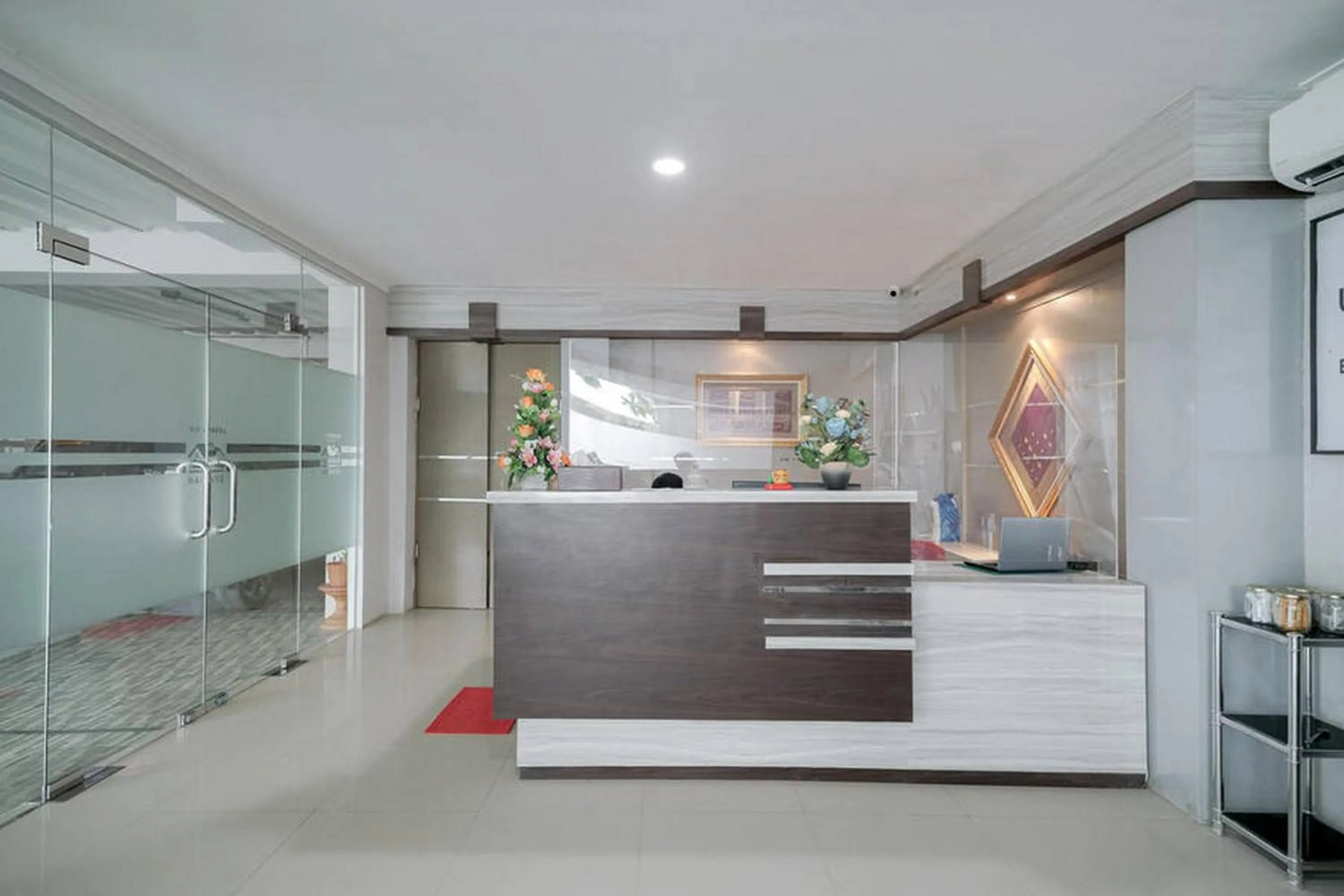 Lobby or reception in Urbanview Hotel Bari Syariah Palembang By RedDoorz