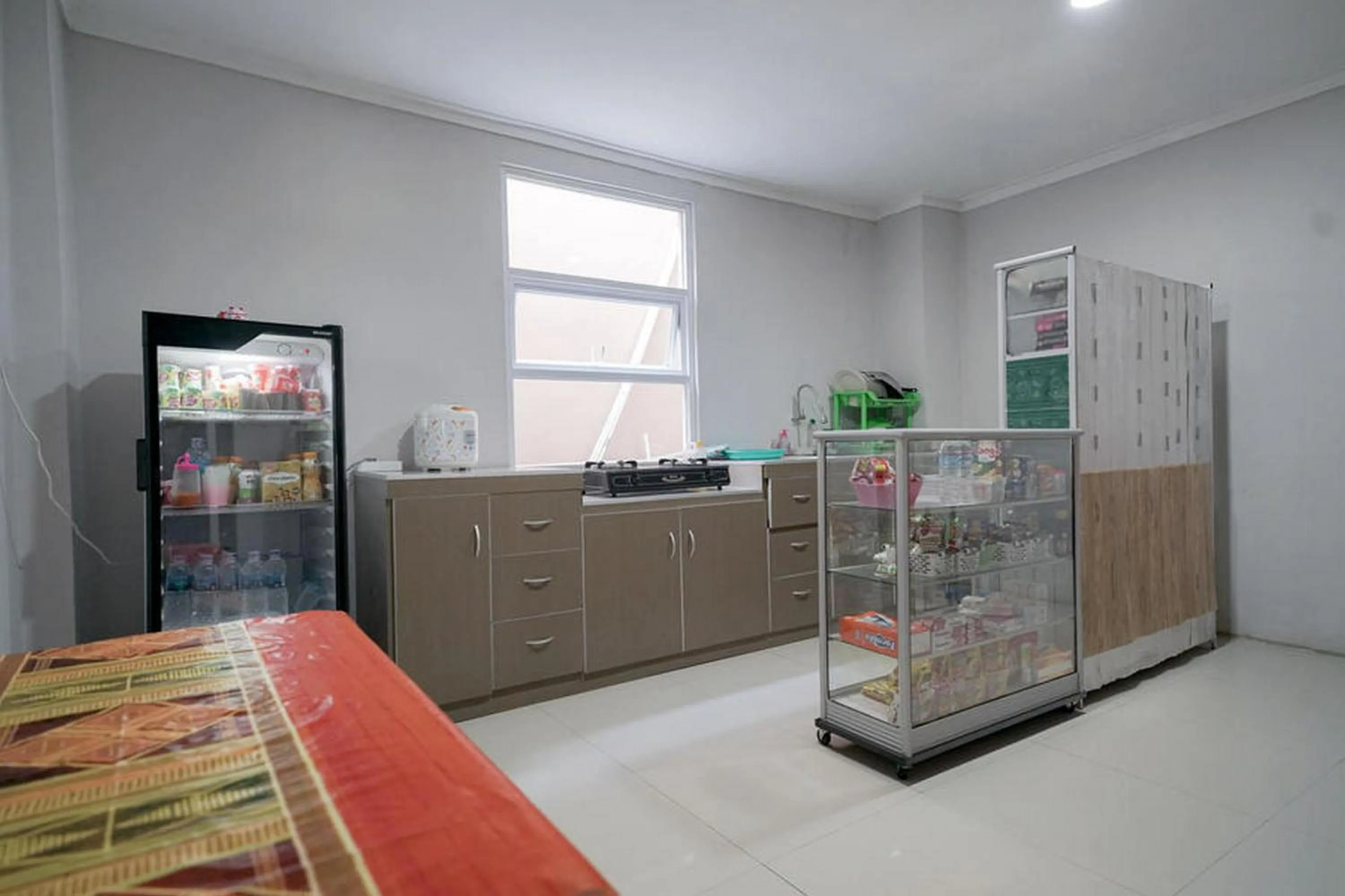 vending machine, Bed in Urbanview Hotel Bari Syariah Palembang By RedDoorz