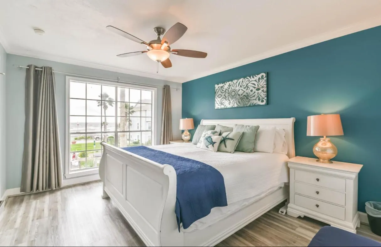 Bedroom, Bed in Island Getaway