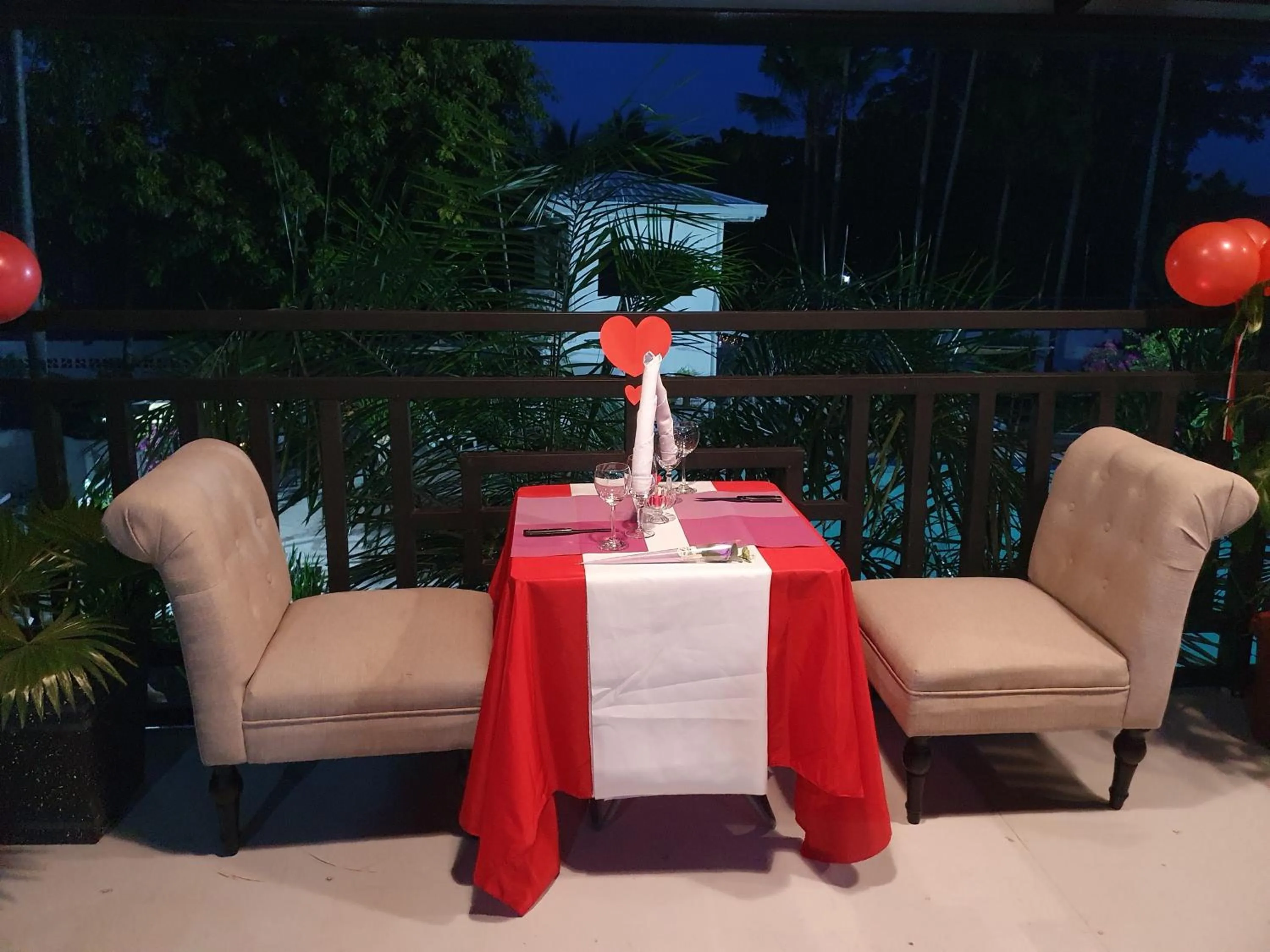 Restaurant/places to eat in D Sanctum Resort