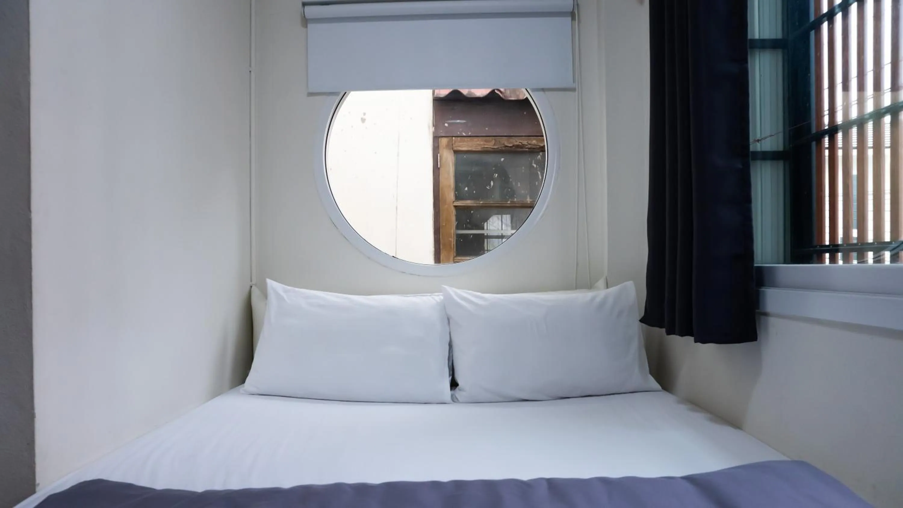 Bedroom, Bed in MiuMiu in da house.