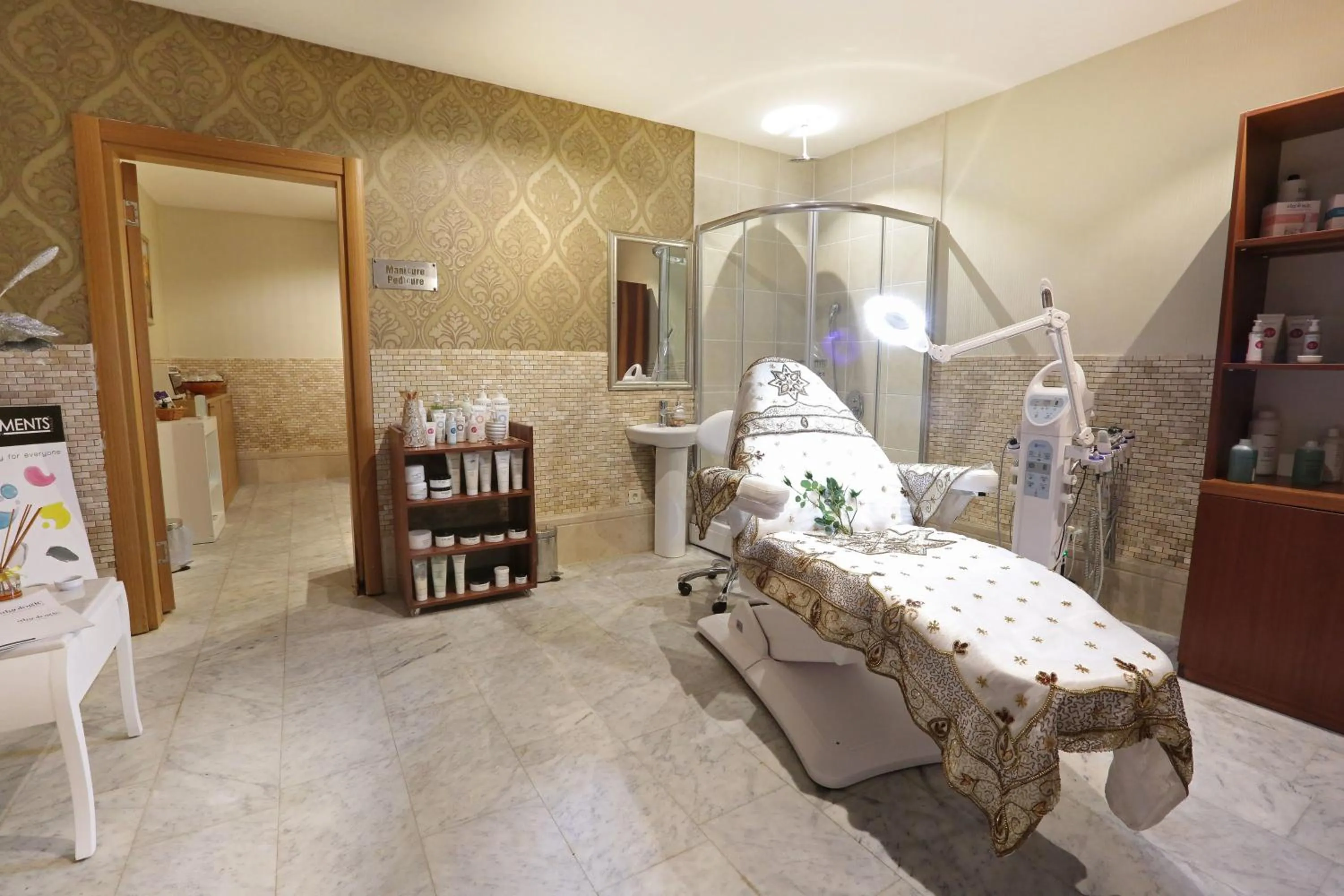 Decorative detail in Asteria Bloom Side