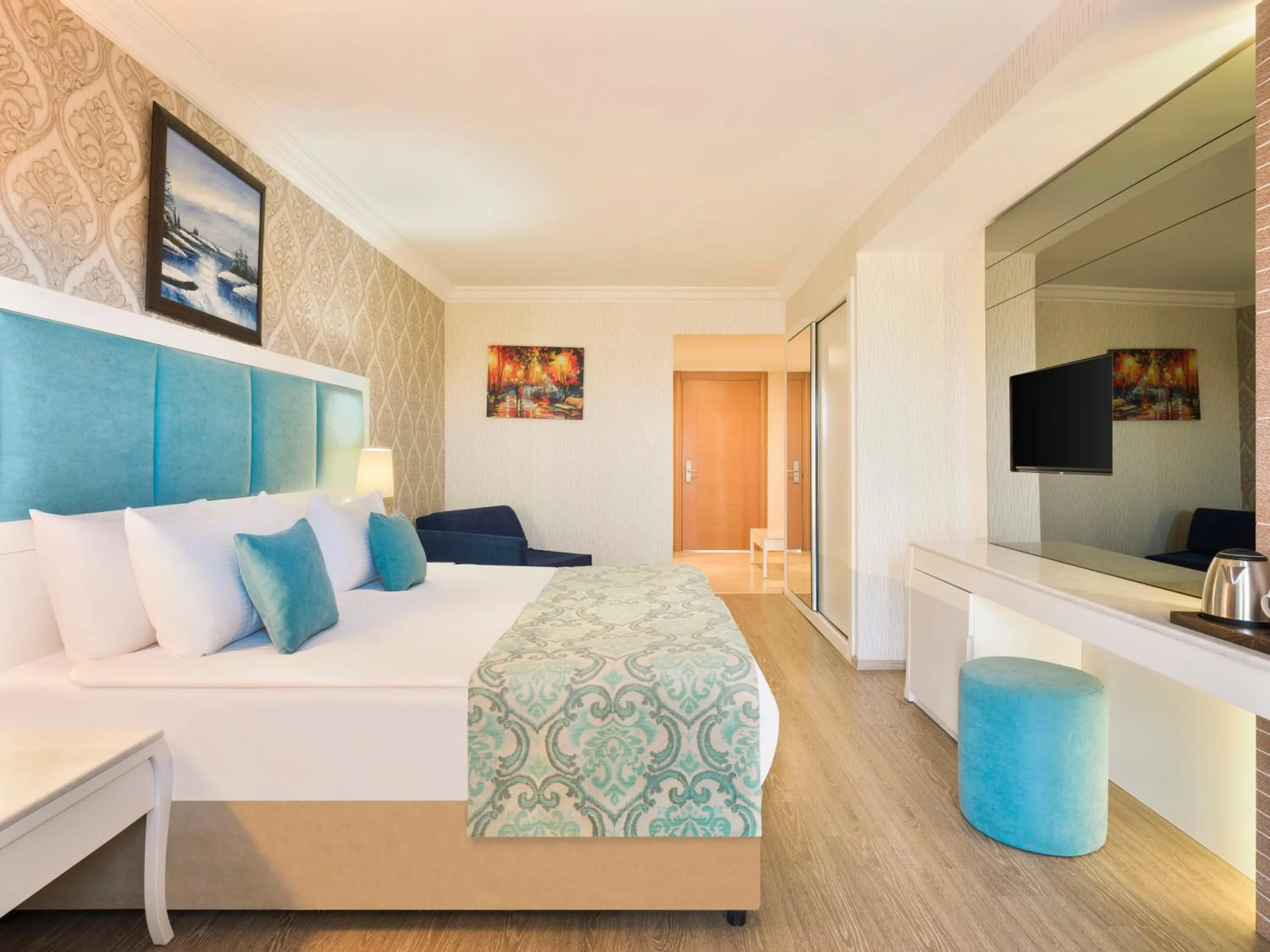 Photo of the whole room, Bed in Asteria Bloom Side