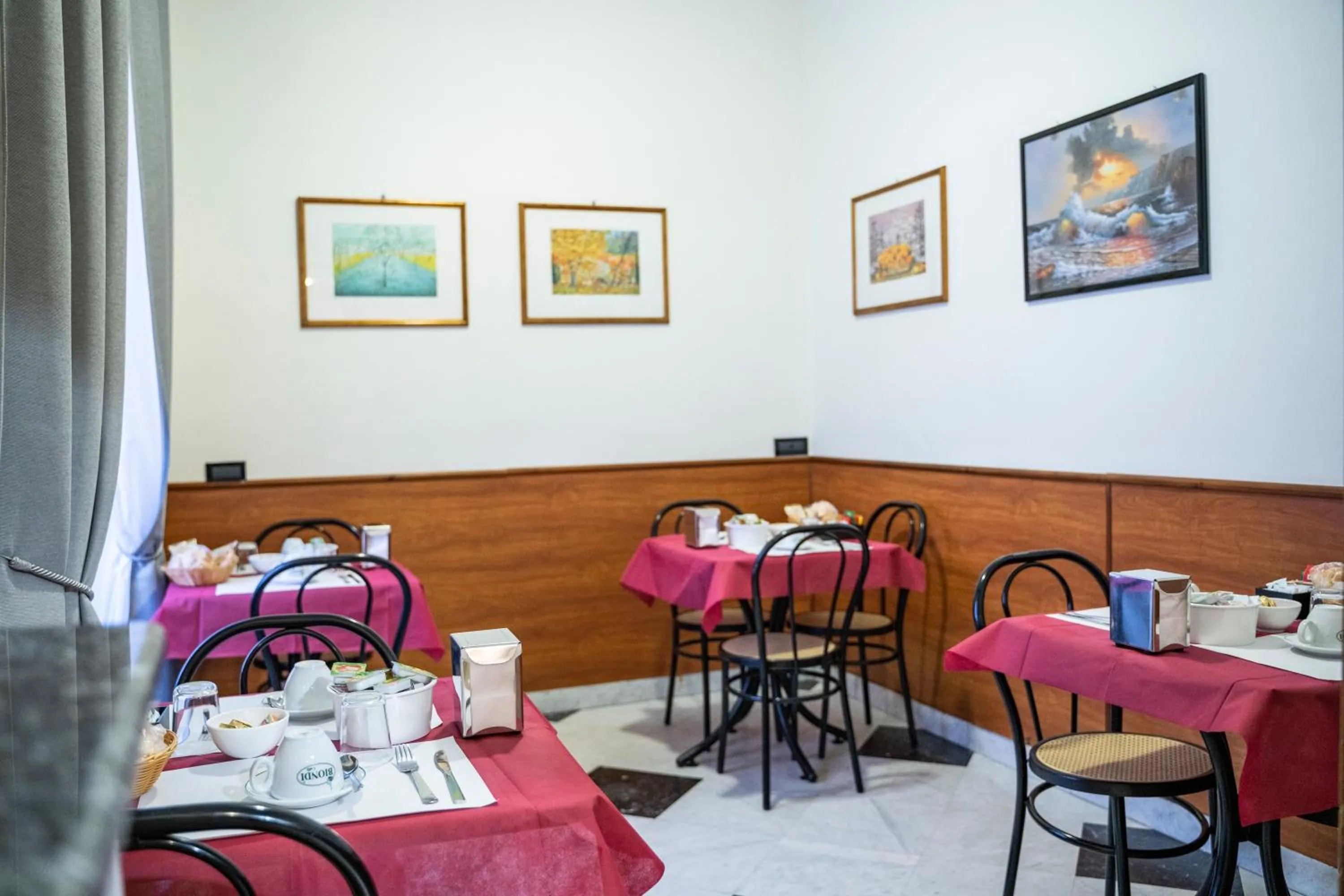 Restaurant/places to eat in Hotel Ferrarese