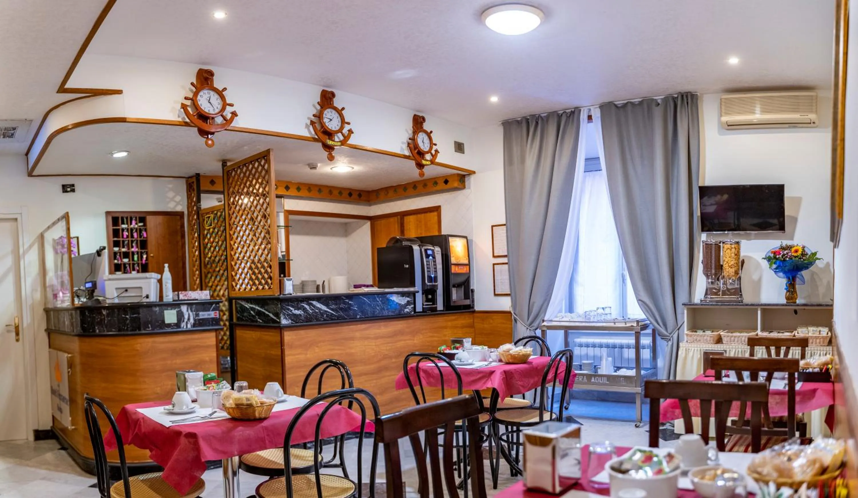 Restaurant/places to eat in Hotel Ferrarese