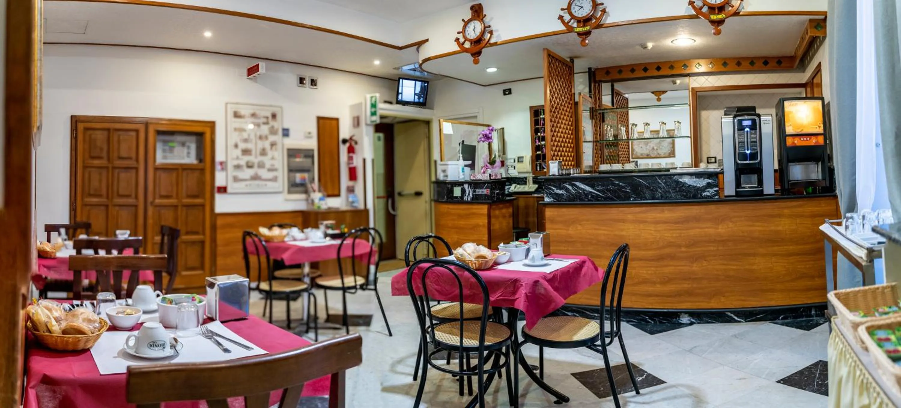 Restaurant/places to eat in Hotel Ferrarese