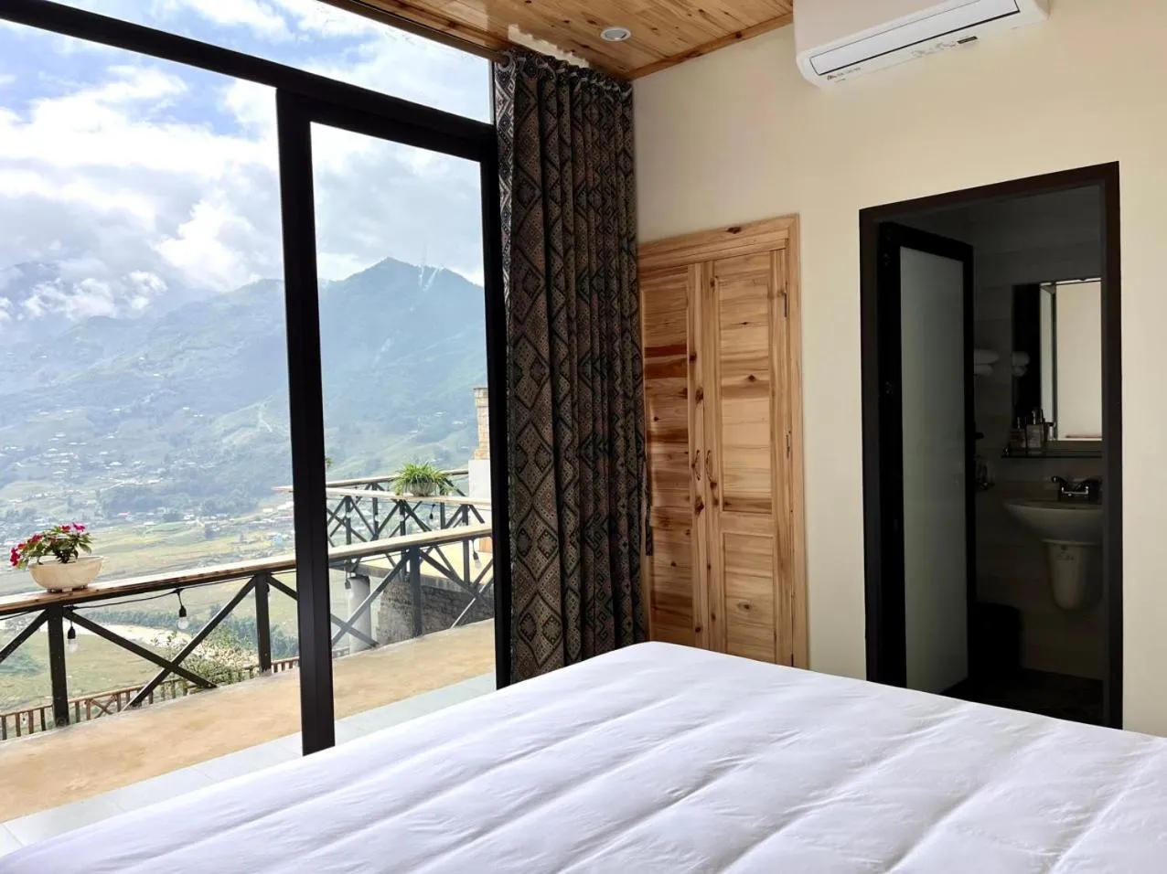 Photo of the whole room, Bed in Arista Homestay