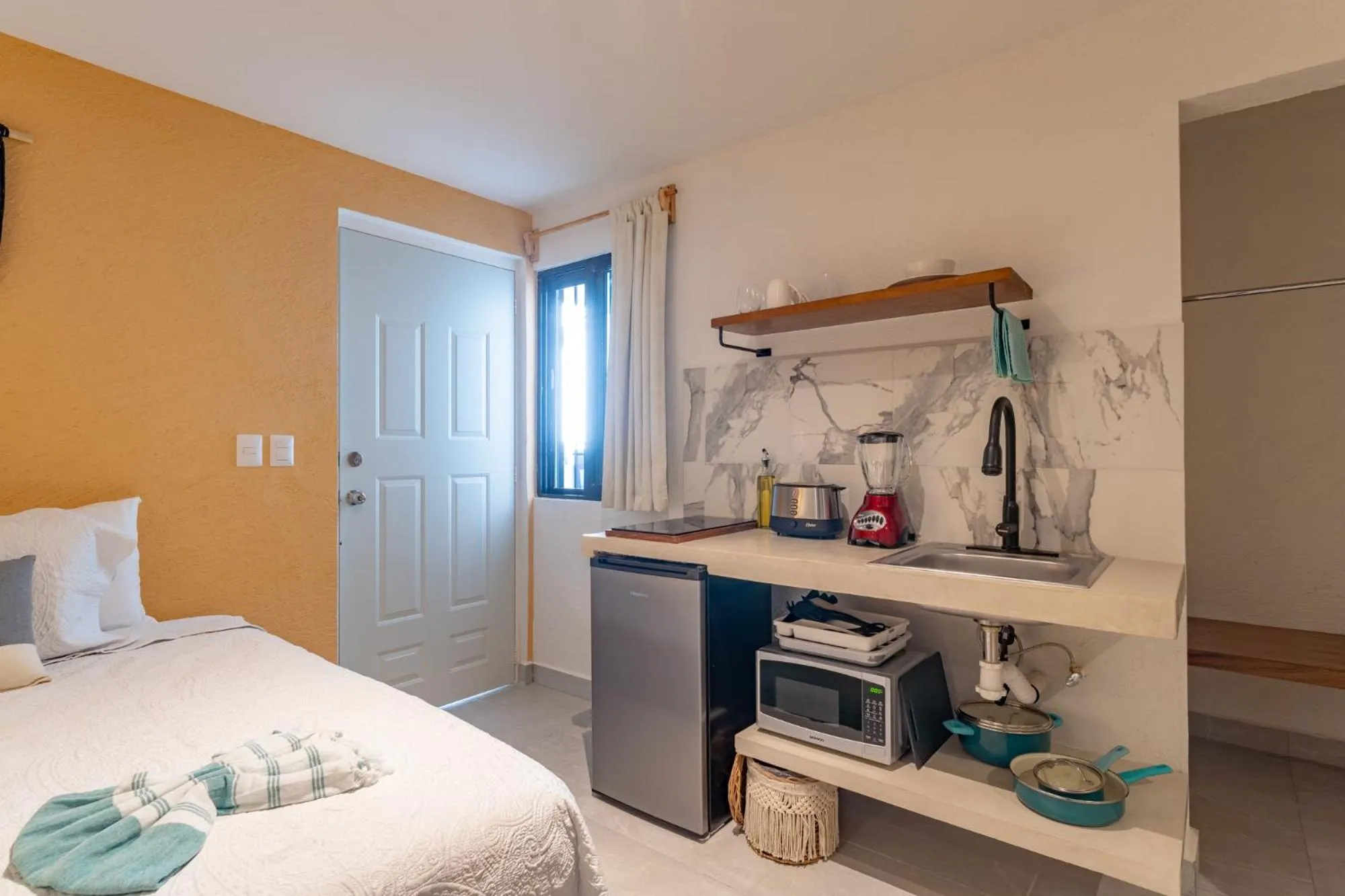 Kitchen or kitchenette, Bed in Casa Yako