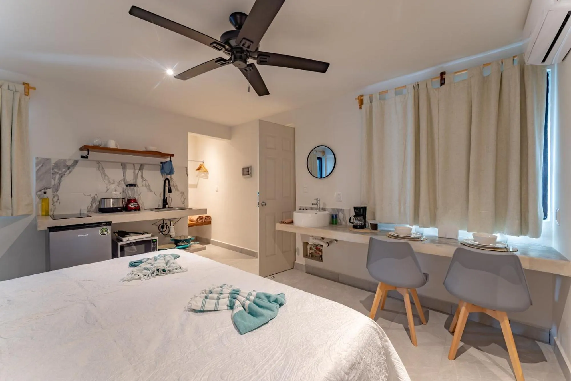 Dining area, Bed in Casa Yako