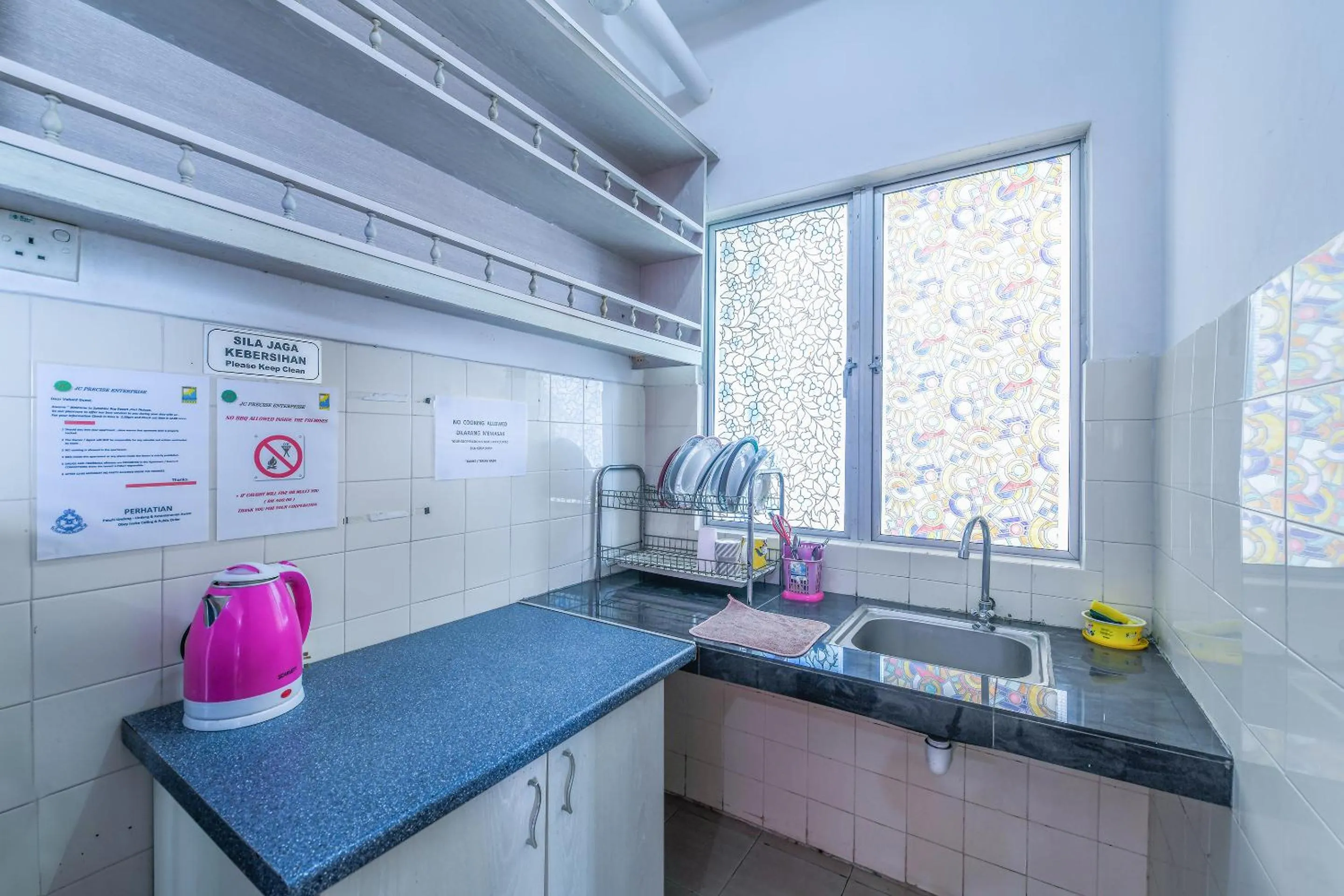 Kitchen or kitchenette in OYO Home 90466 JC Sunshine Bay Resort Apartment Port Dickson