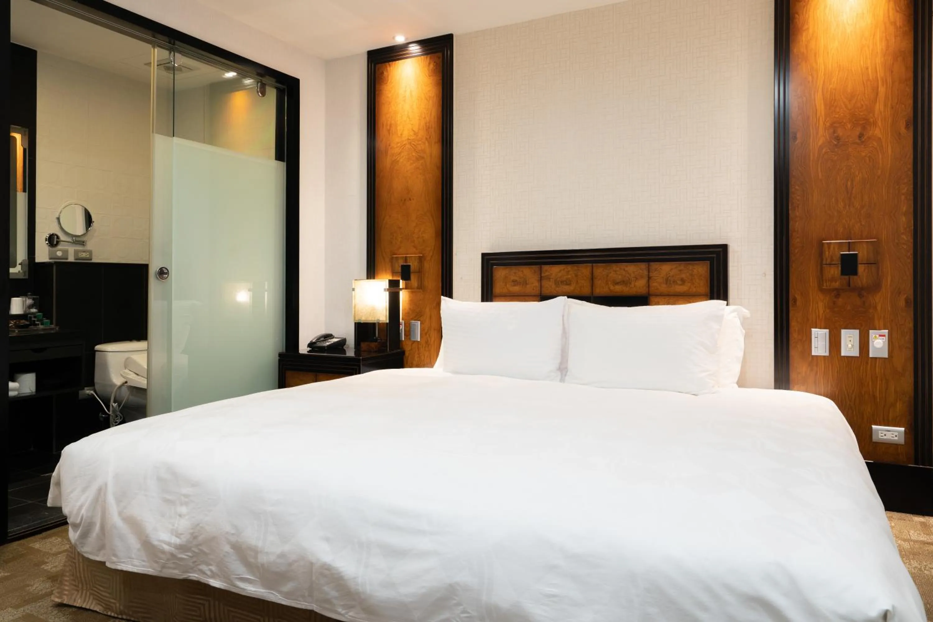 Photo of the whole room, Bed in XINSHE Hotel - Linsen