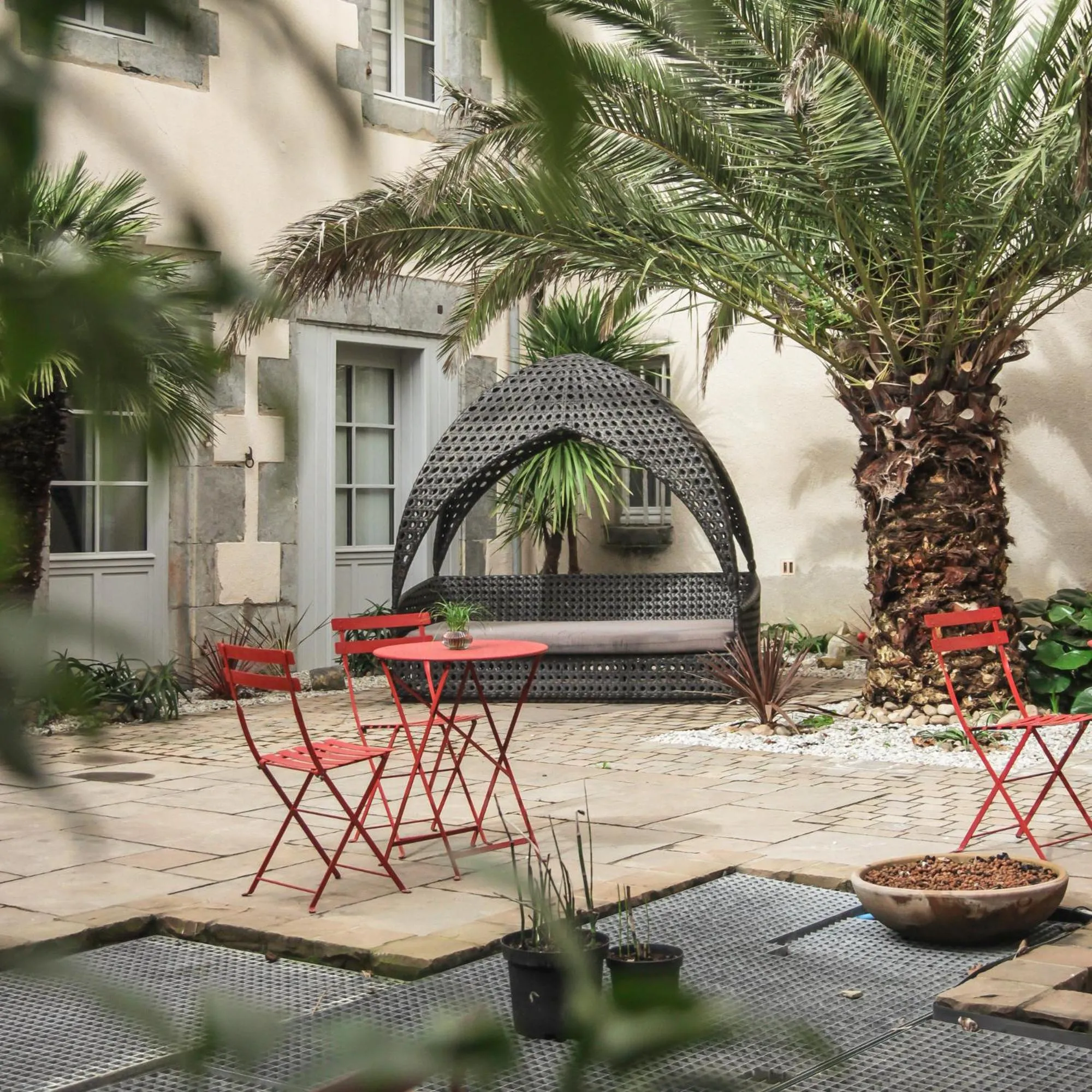 Patio in Hôtel Le Petit Périer