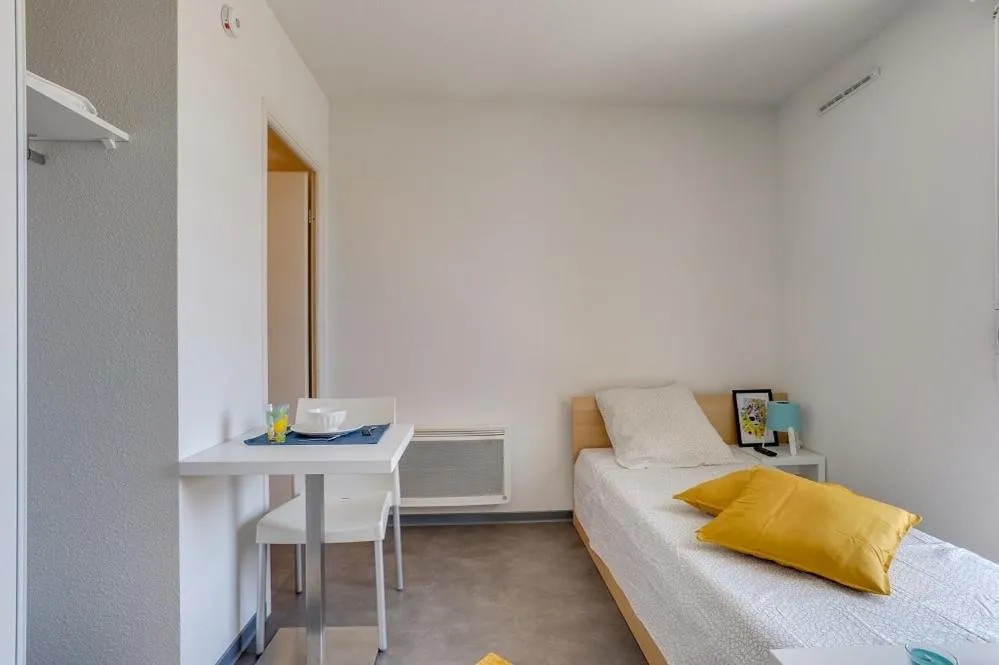 Bed in Apparteo Toulouse