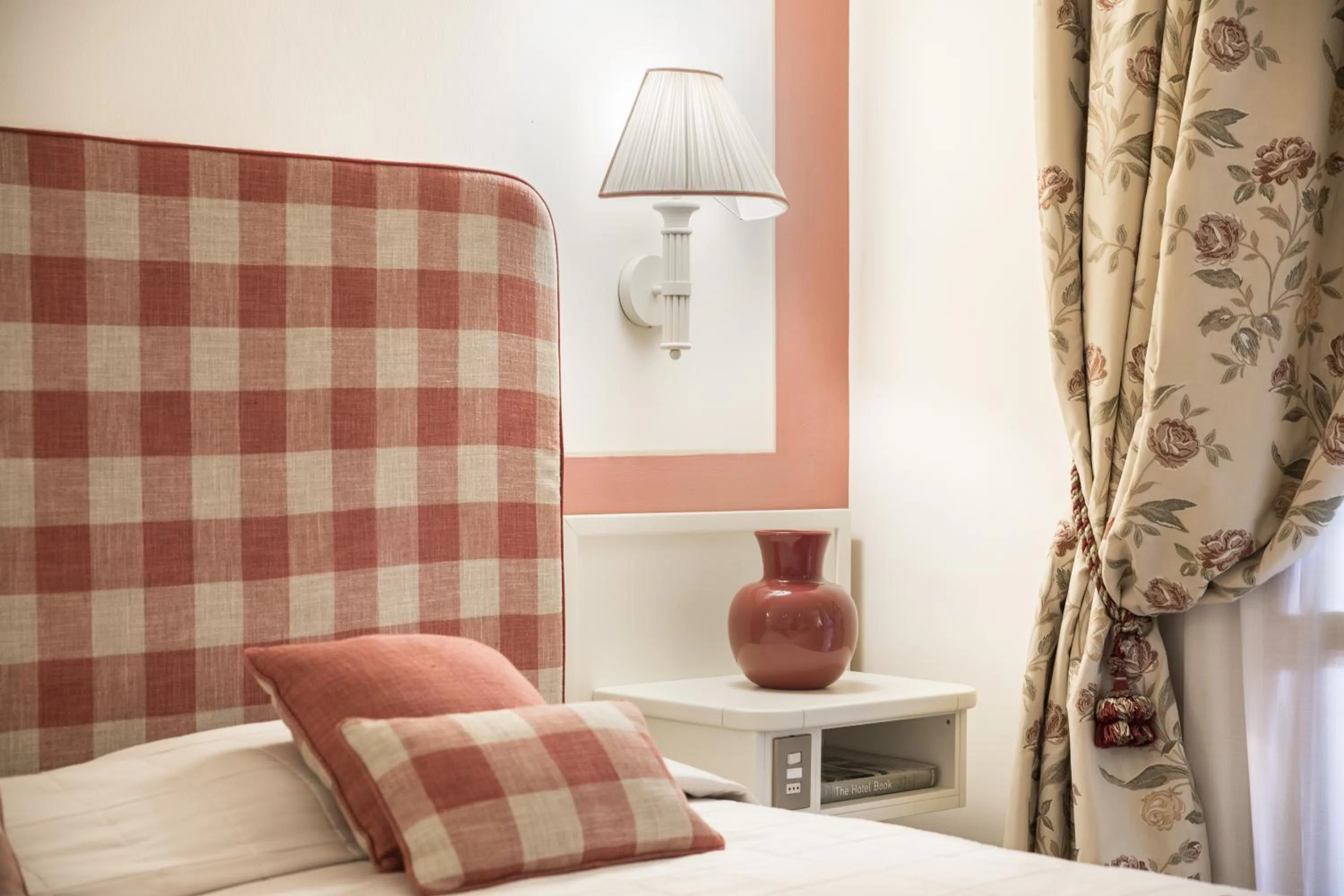 Decorative detail, Bed in Relais Santa Chiara Hotel - Tuscany Charme