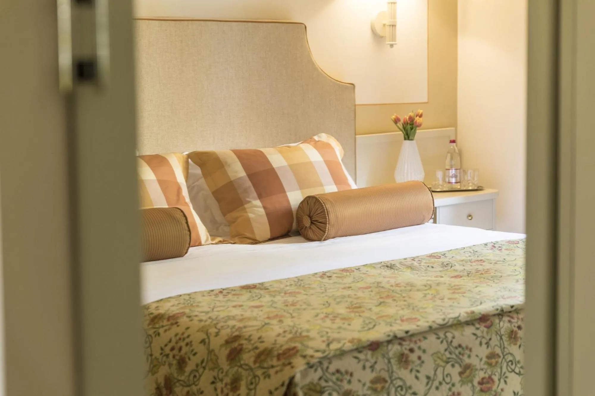 Decorative detail, Bed in Relais Santa Chiara Hotel - Tuscany Charme