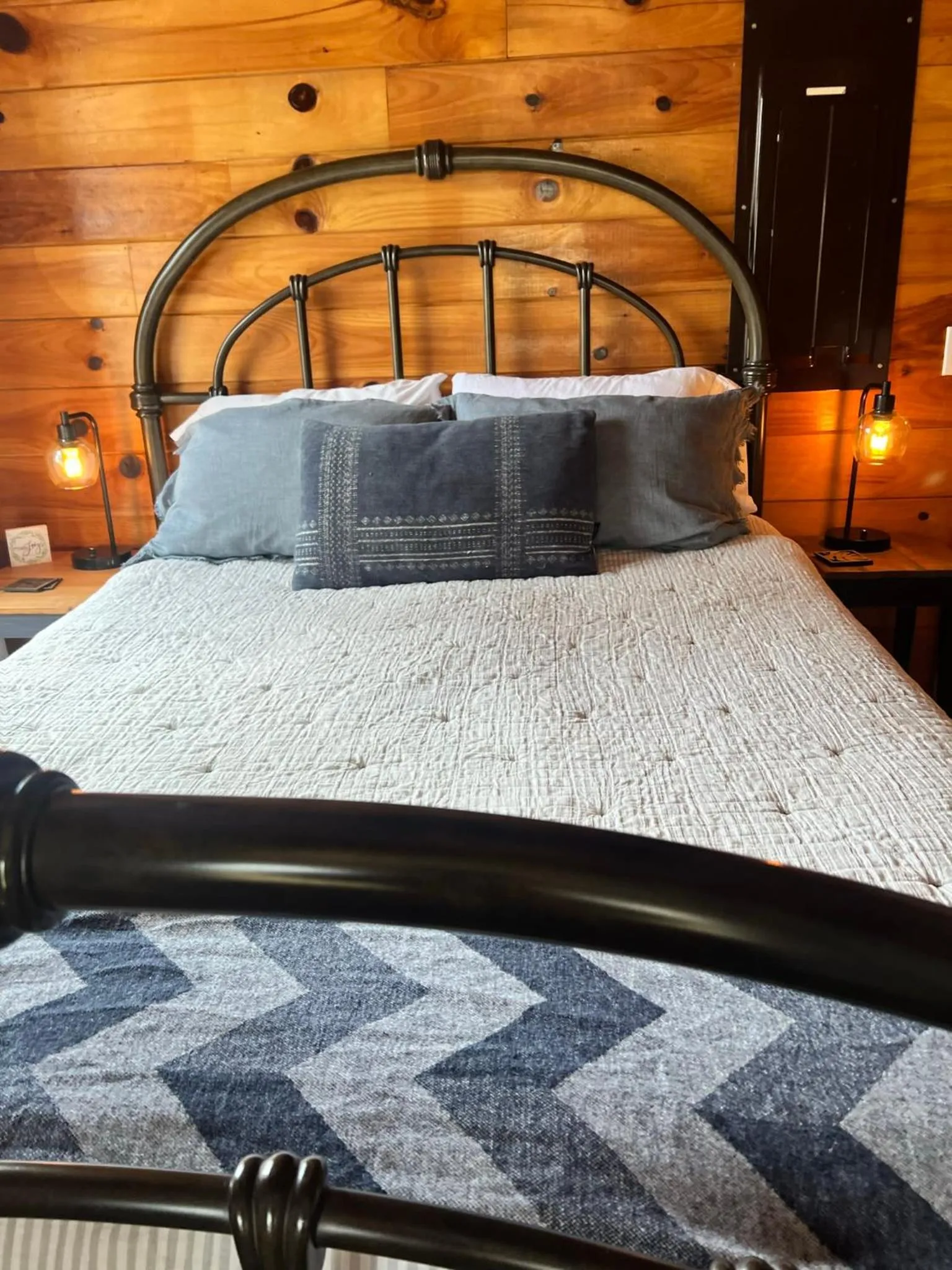 Bed in Log Cabin with Mountain View and Privacy