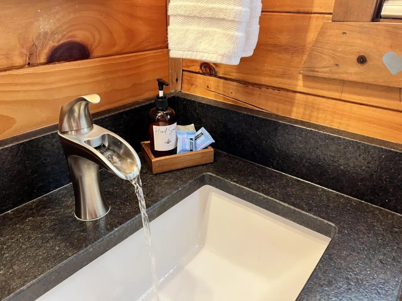 Log Cabin with Mountain View and Privacy