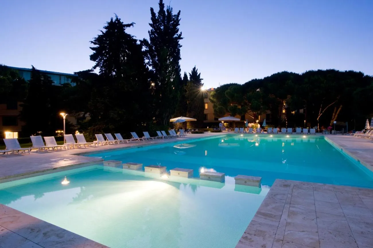 Swimming pool in Hotel Club Lacona