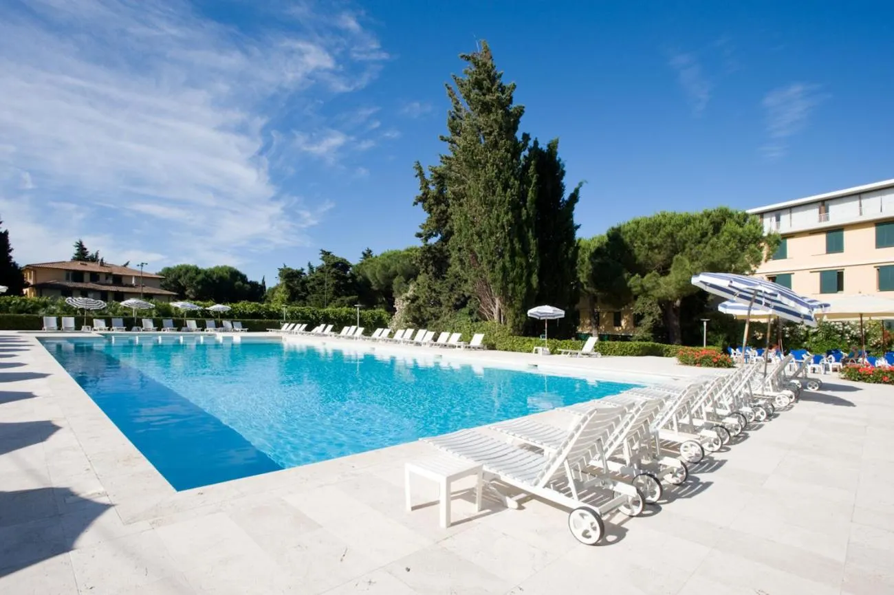 Swimming pool in Hotel Club Lacona