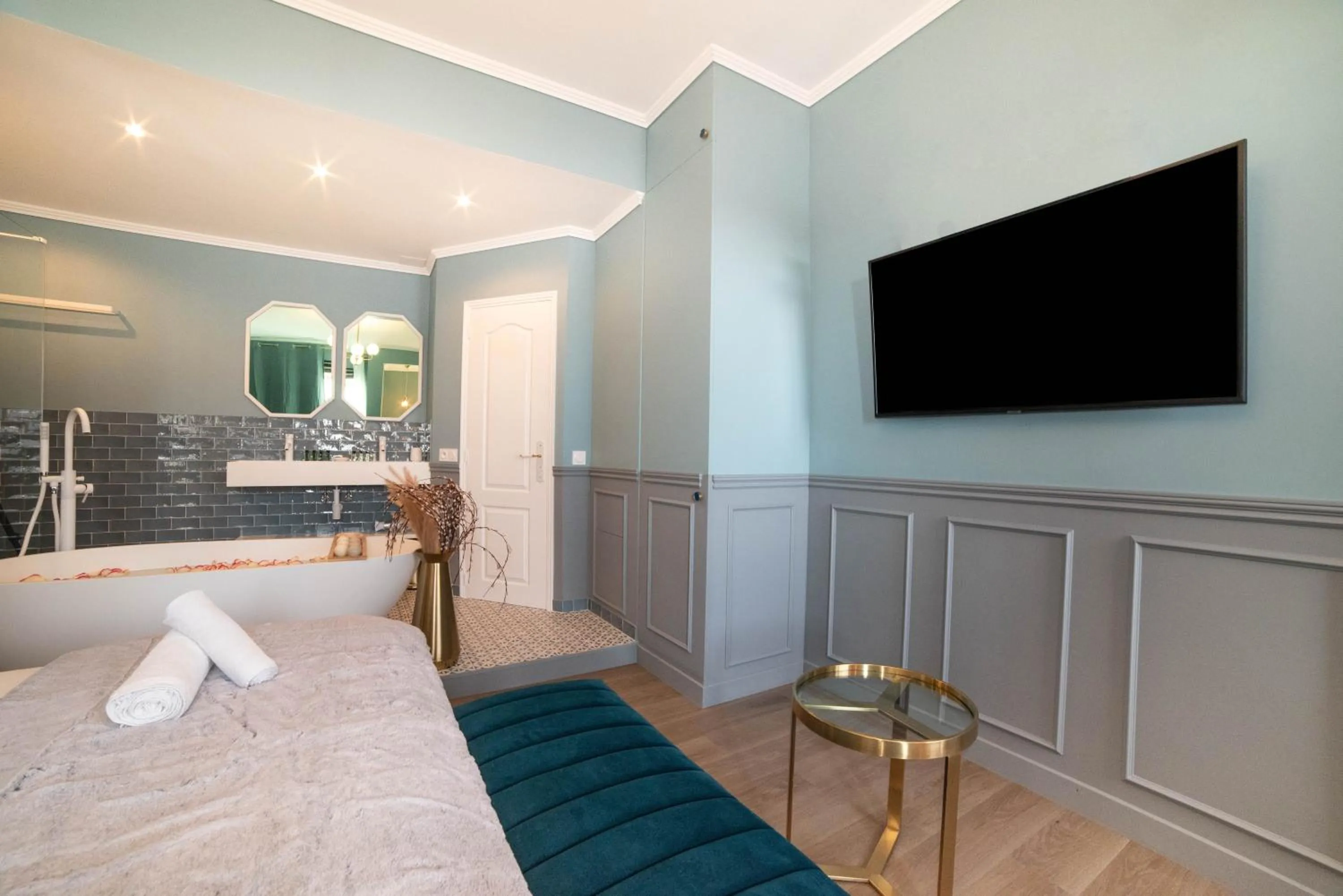 Bedroom, Bed in The Parisian Blue Eiffel Tower