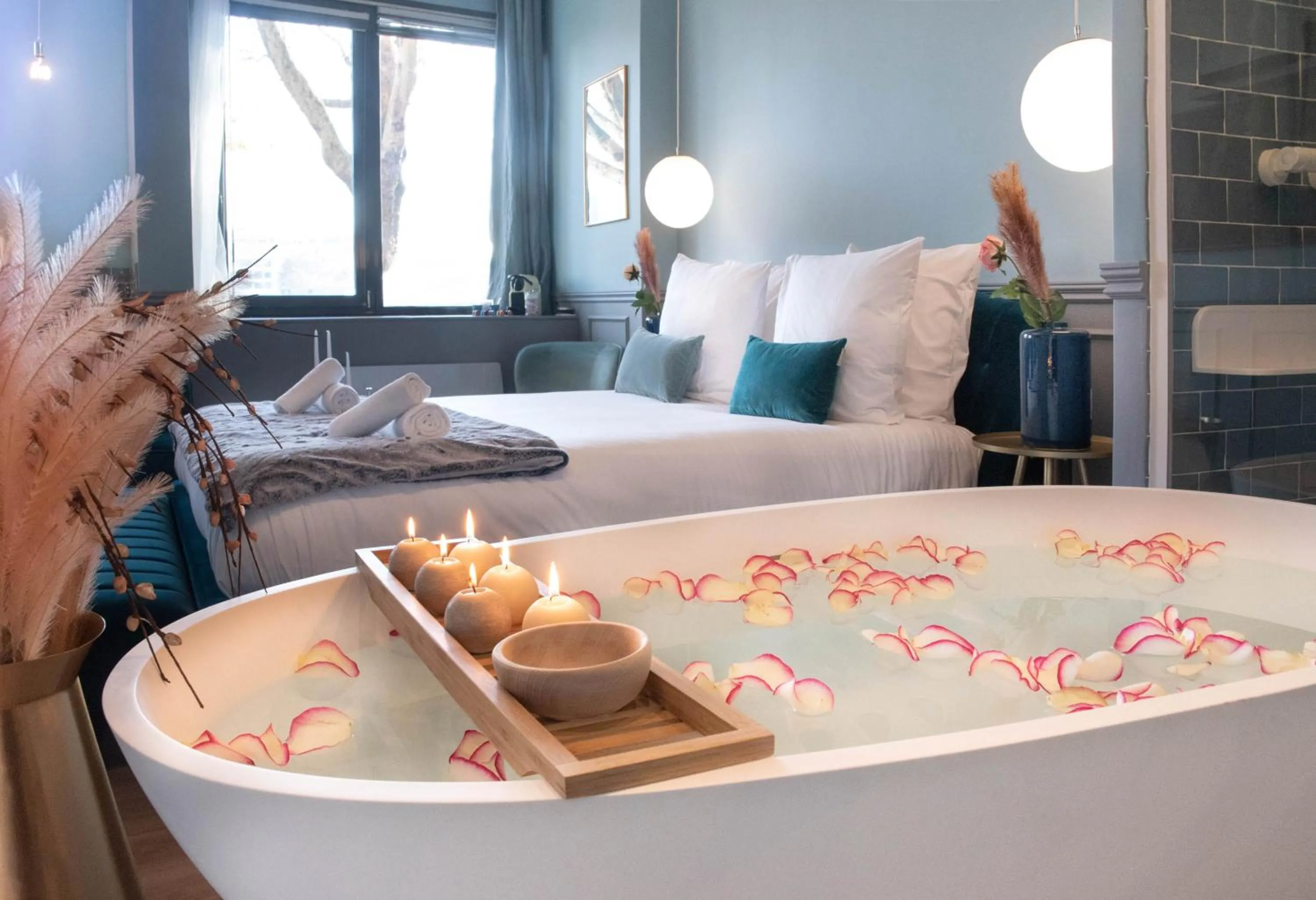 Bedroom, Bed in The Parisian Blue Eiffel Tower